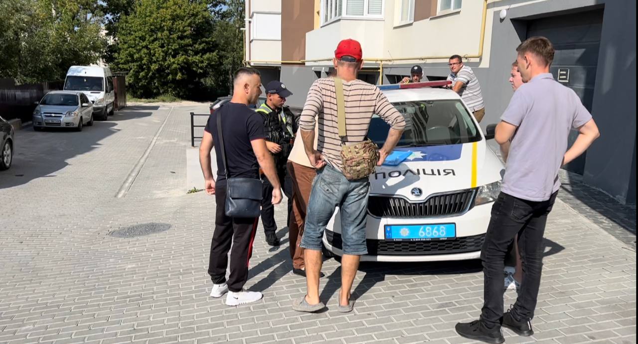 Новини Тернополя - фото з Нехай риють десь, але не в нашому дворі. Мешканці Білогірської посварилися із забудовником