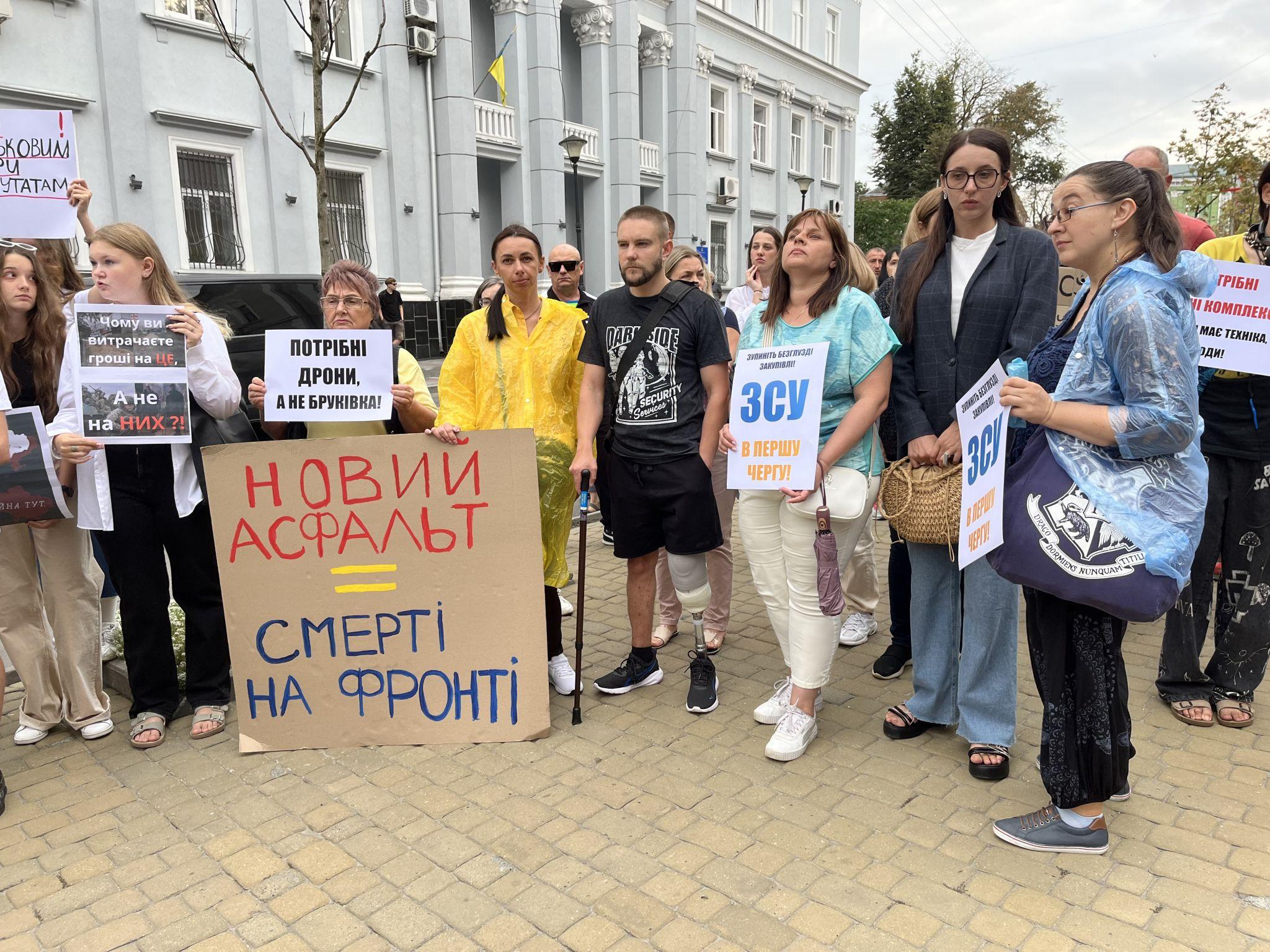 Новини Тернополя - фото з Бруківка зачекає, а ЗСУ треба зараз: тернополяни вийшли на мітинг до міської ради