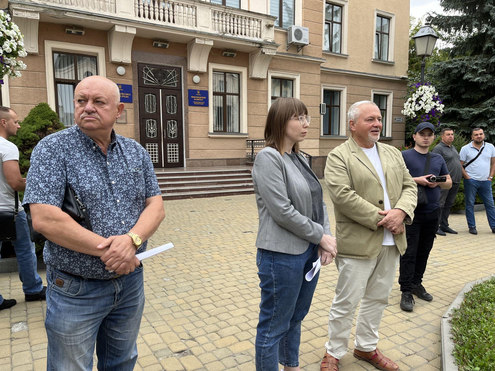 Новини Тернополя - фото з Бруківка зачекає, а ЗСУ треба зараз: тернополяни вийшли на мітинг до міської ради