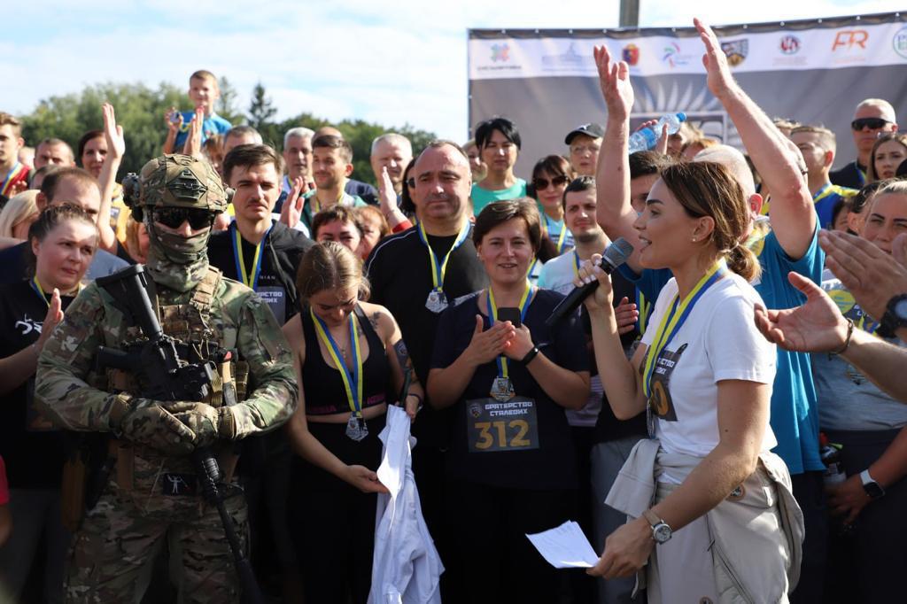 Новини Хмельницького - фото з У Хмельницькому відбувся благодійний забіг “Братство сталевих” На зображенні може бути: 5 людей та текст