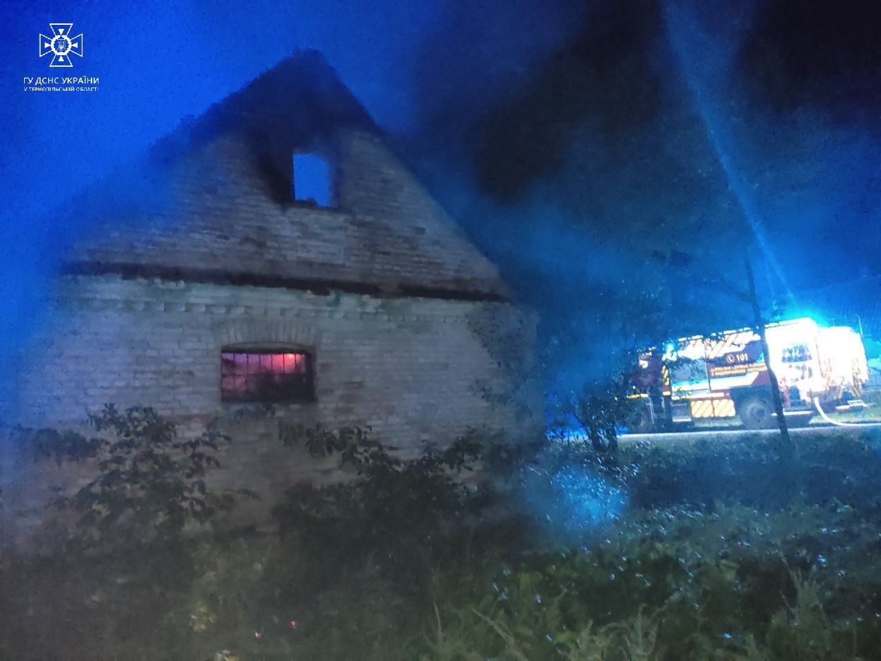 Новини Тернополя - фото з На Кременеччині під час пожежі згоріло 5 тонн зерна і сіно з соломою