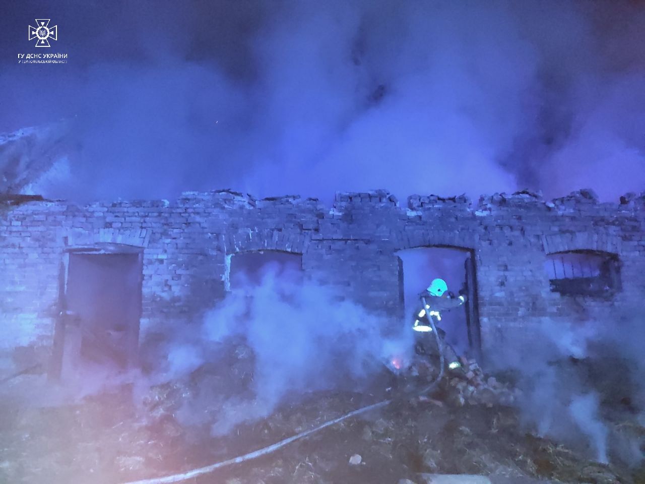 Новини Тернополя - фото з На Кременеччині під час пожежі згоріло 5 тонн зерна і сіно з соломою