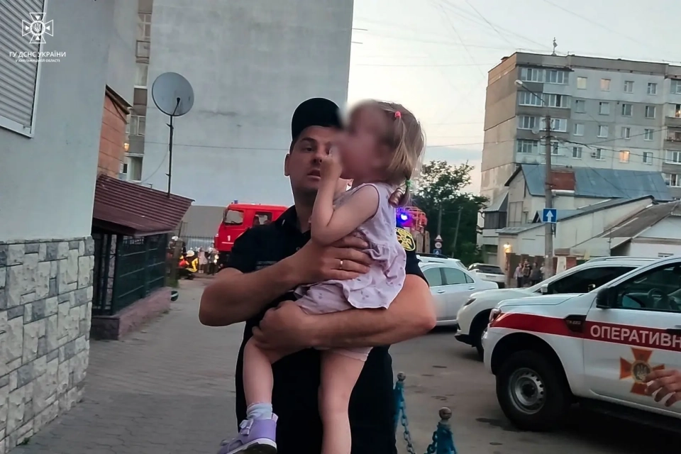 Новини Хмельницького - фото з “Все, чекаємо маму”. Історія надзвичайника, який врятував із пожежі 3-річну дівчинку (ВІДЕО)