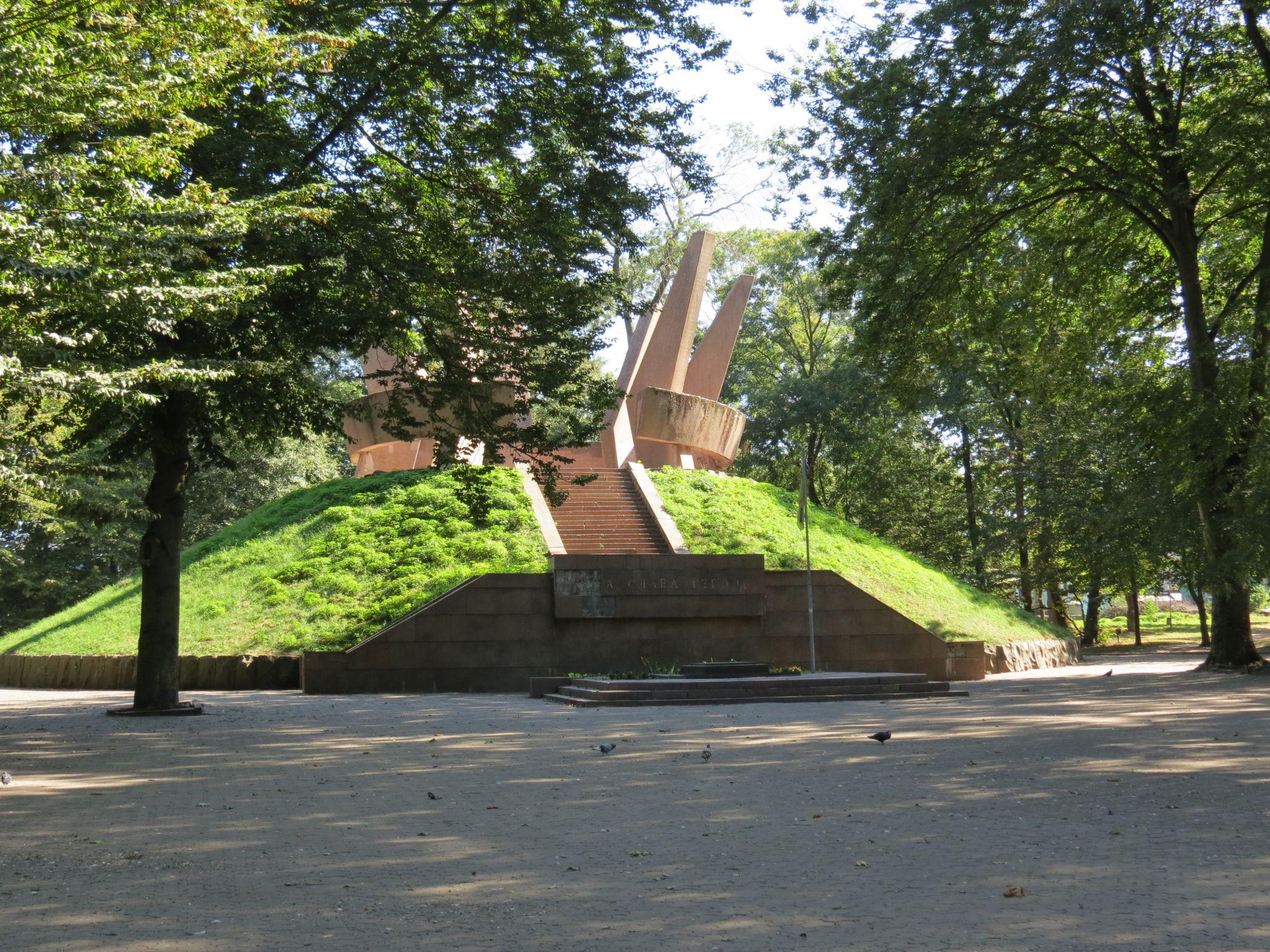 Новини Тернополя - фото з Радянські пам’ятники, братська могила та лавки у пташиному посліді: у якому стані Старий парк Тернополя