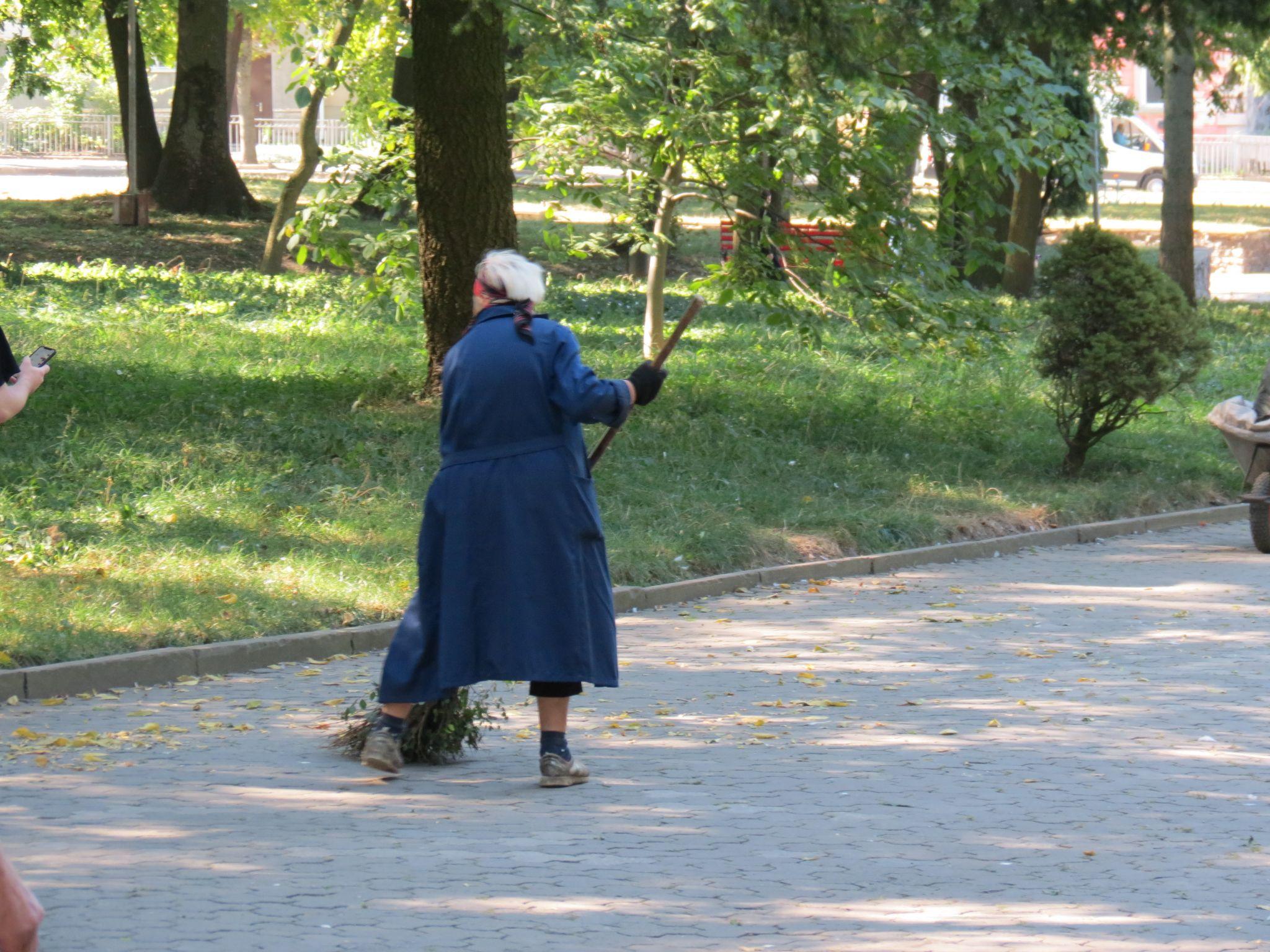 Новини Тернополя - фото з Радянські пам’ятники, братська могила та лавки у пташиному посліді: у якому стані Старий парк Тернополя