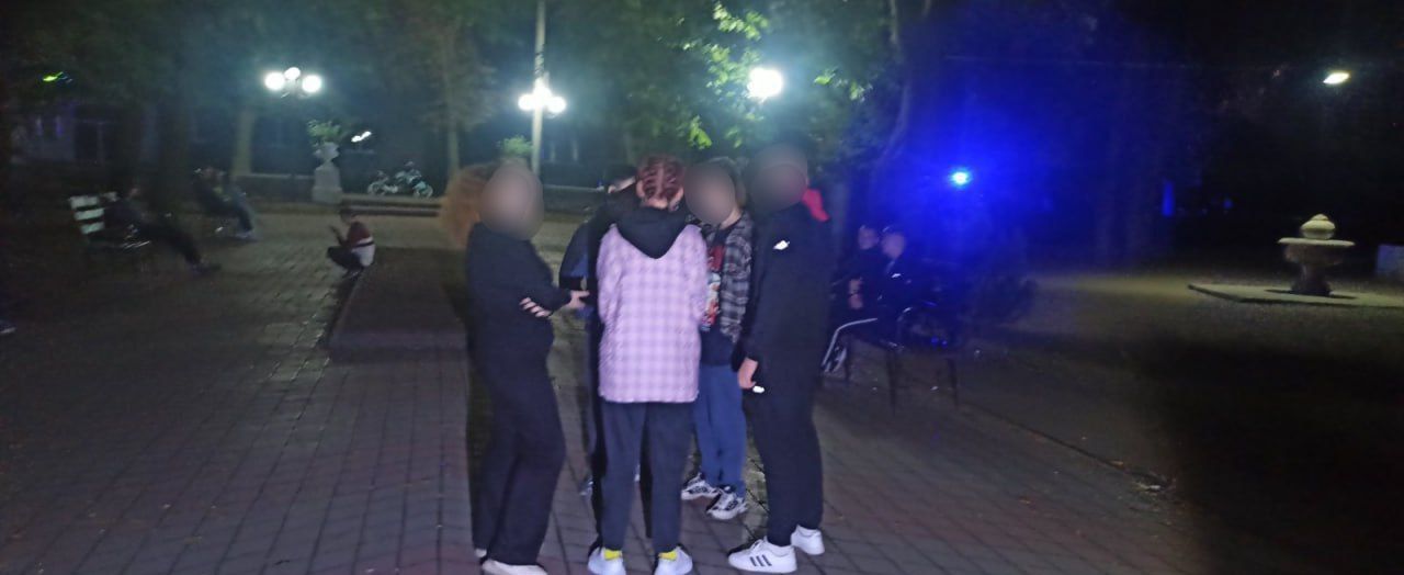 Новини Козятина - фото з Скачують підробну «Дію», щоб купити алкоголь, «тусуються» у парку та ведуться на шахраїв