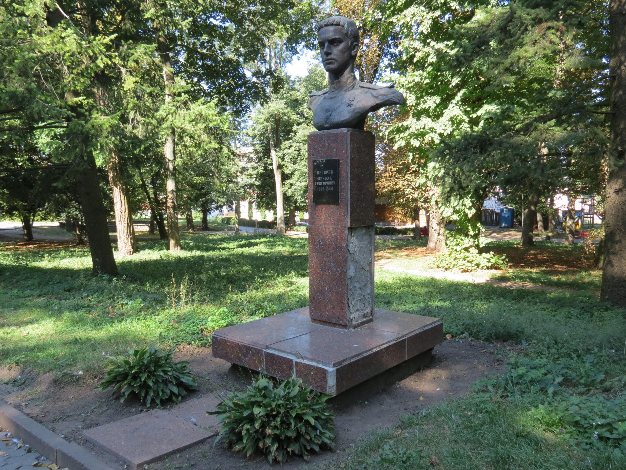 Новини Тернополя - фото з Радянські пам’ятники, братська могила та лавки у пташиному посліді: у якому стані Старий парк Тернополя