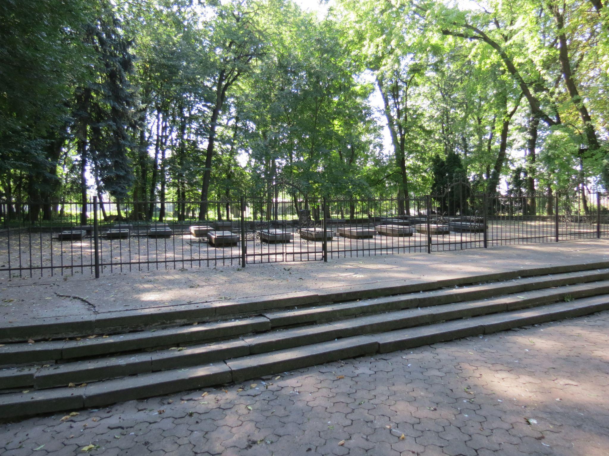 Новини Тернополя - фото з Радянські пам’ятники, братська могила та лавки у пташиному посліді: у якому стані Старий парк Тернополя