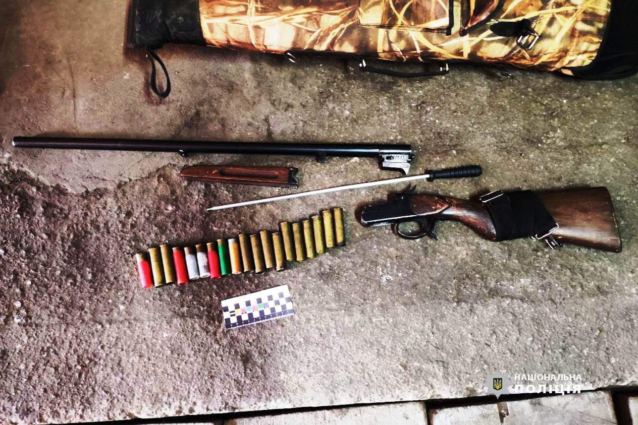 Новини Козятина - фото з Козятинчанин зберігав у гаражі зброю та наркотики. Йому загрожує сім років тюрми зберігав у гаражі зброю та наркотики: у жителя хмільницького району поліцейські вилучили заборонені речі