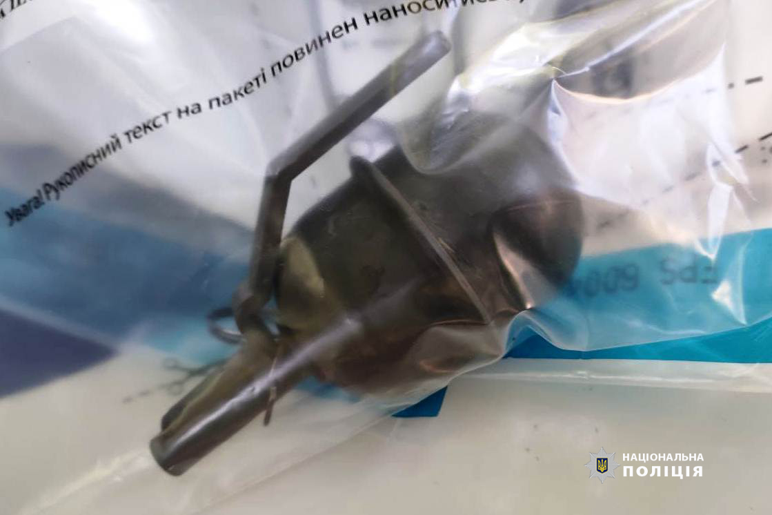 Новини Козятина - фото з Козятинчанин зберігав у гаражі зброю та наркотики. Йому загрожує сім років тюрми зберігав у гаражі зброю та наркотики: у жителя хмільницького району поліцейські вилучили заборонені речі