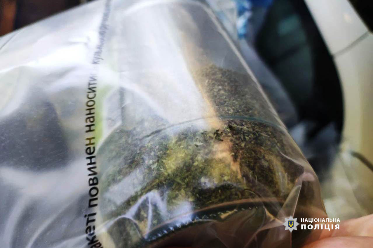 Новини Козятина - фото з Козятинчанин зберігав у гаражі зброю та наркотики. Йому загрожує сім років тюрми зберігав у гаражі зброю та наркотики: у жителя хмільницького району поліцейські вилучили заборонені речі