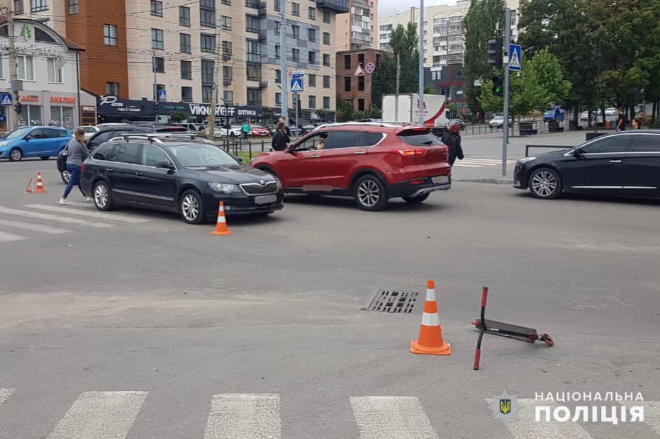 Новини Хмельницького - фото з 11-річна дівчинка, самокат, ДТП: як аварію на Бандери коментують експерти Возможно, это изображение 3 человека, сигвей, автомобиль, скутер, дорога, улица и текст