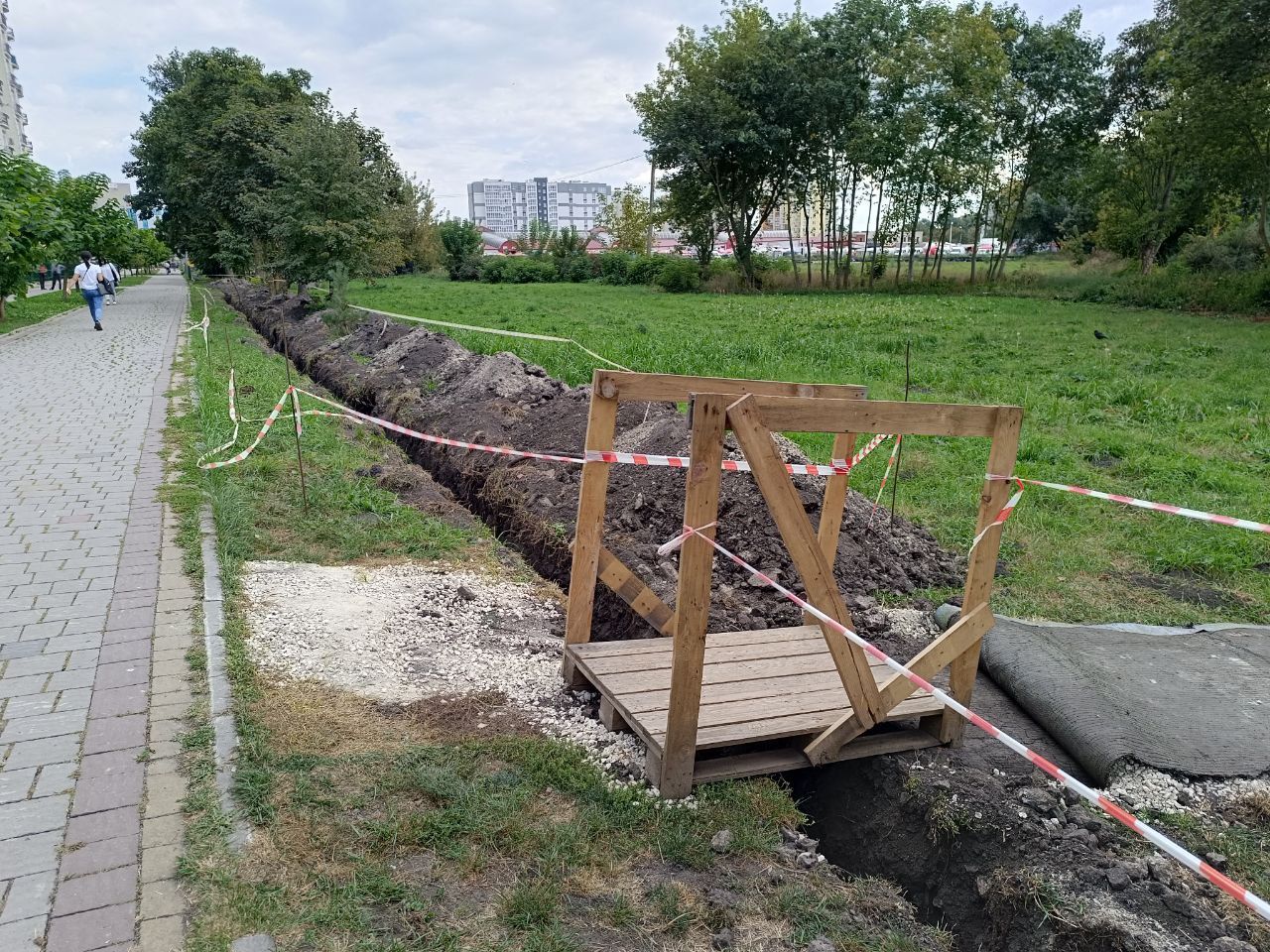 Новини Тернополя - фото з У парку Сопільче вздовж алеї викопали траншею: що роблять та чи не пошкодили дерева? Ми дізналися