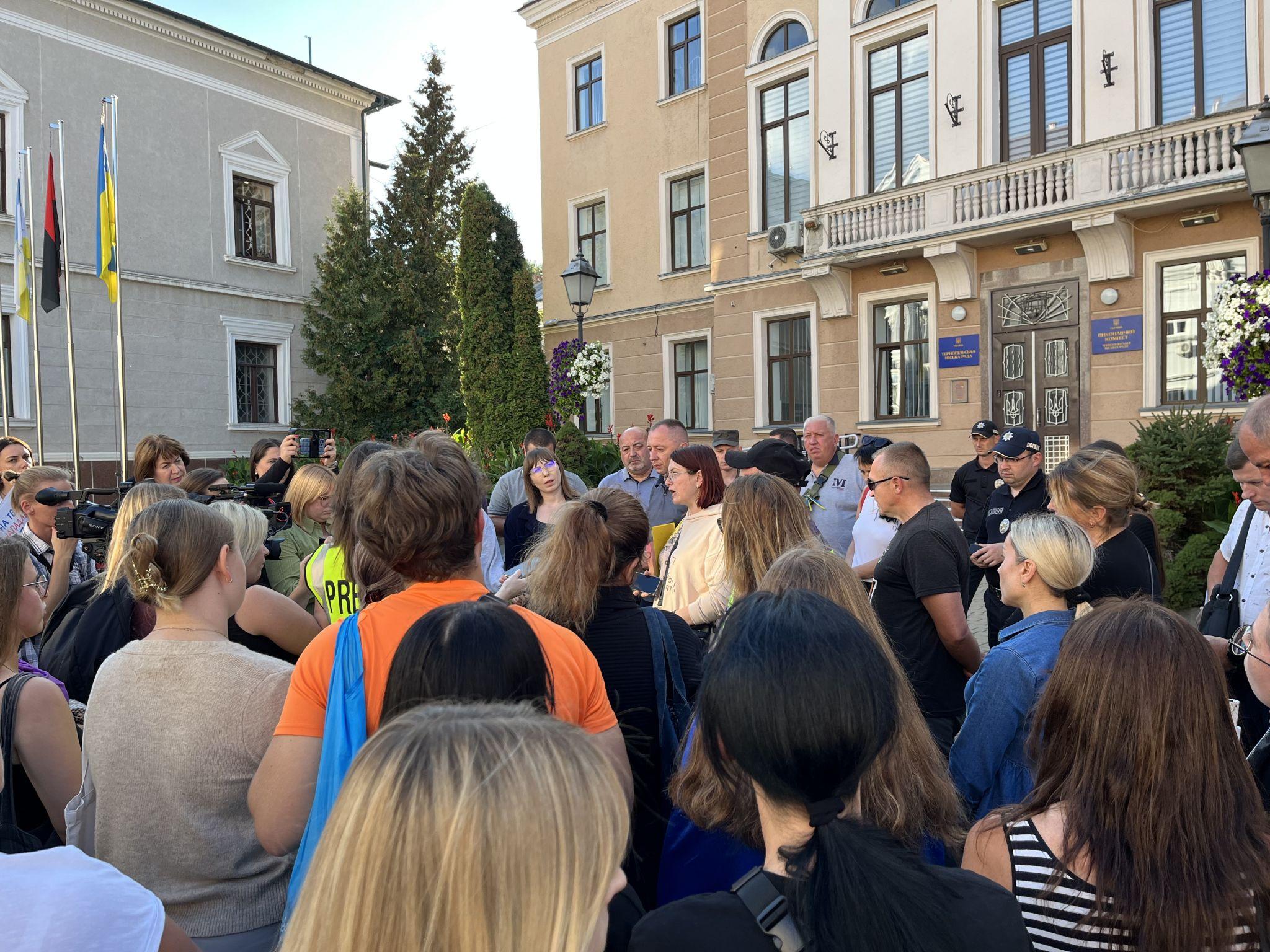 Новини Тернополя - фото з Збільшіть витрати з бюджету на ЗСУ: біля міськради влаштували акцію протесту