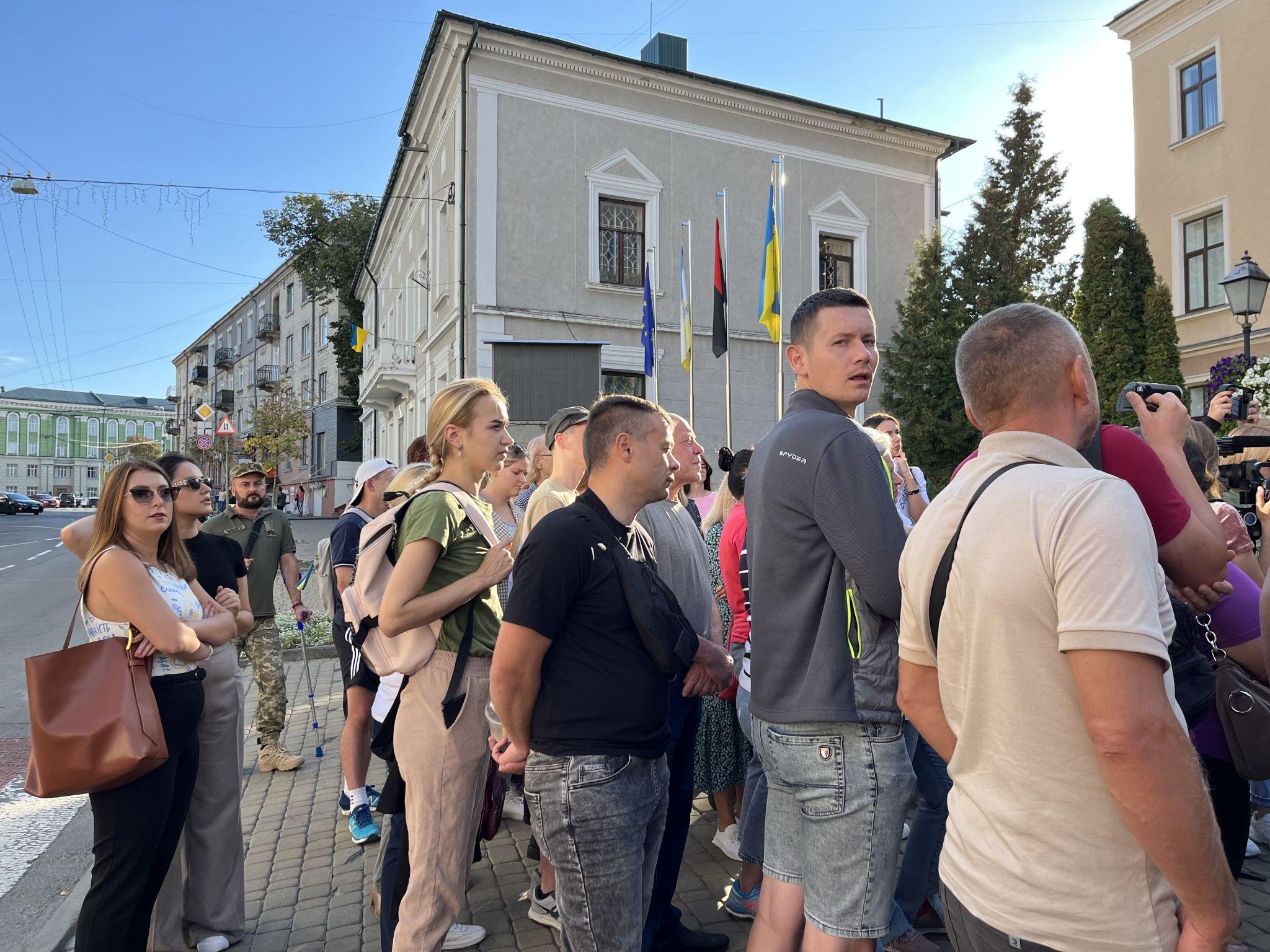 Новини Тернополя - фото з Збільшіть витрати з бюджету на ЗСУ: біля міськради влаштували акцію протесту