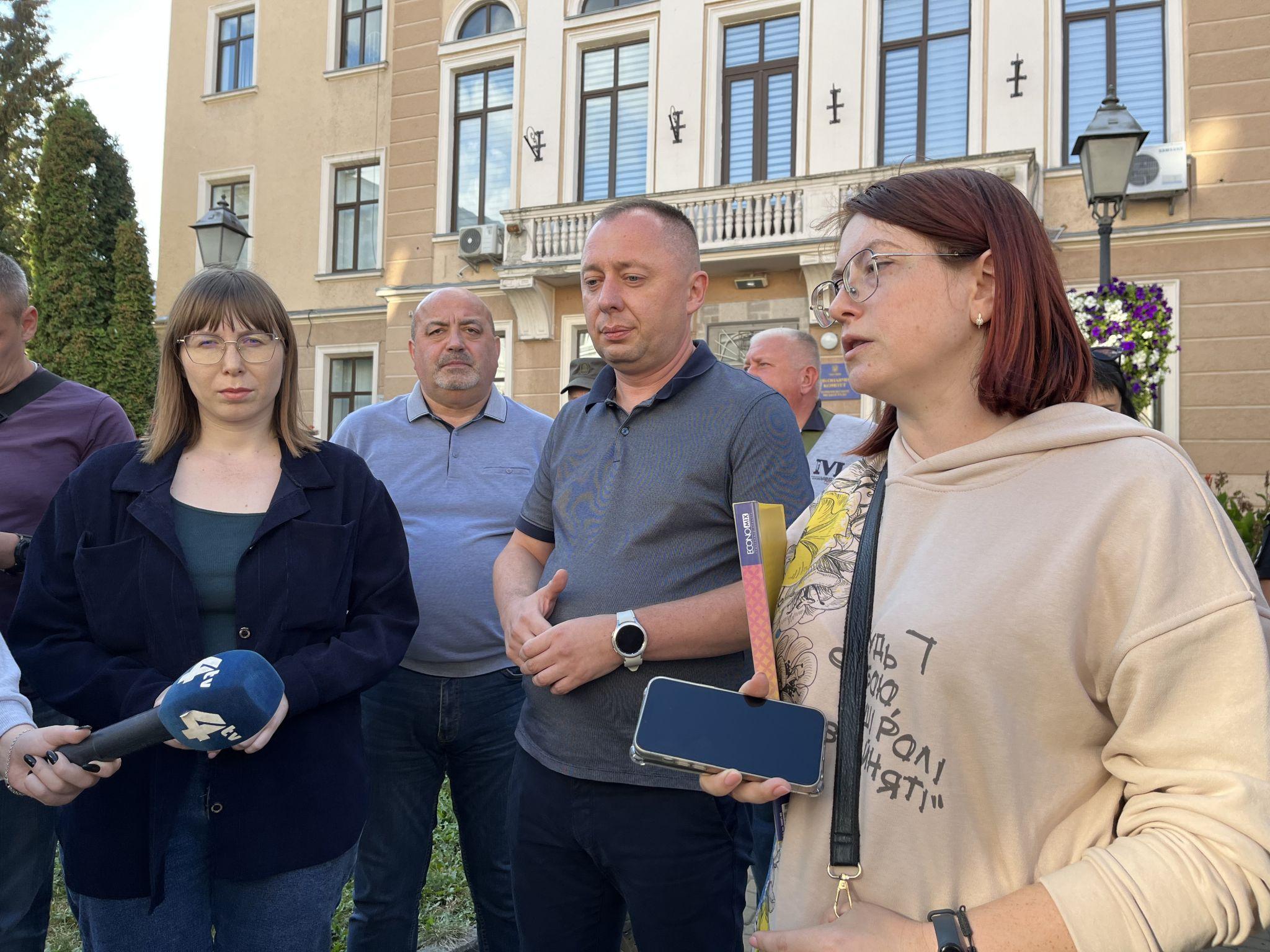 Новини Тернополя - фото з Збільшіть витрати з бюджету на ЗСУ: біля міськради влаштували акцію протесту