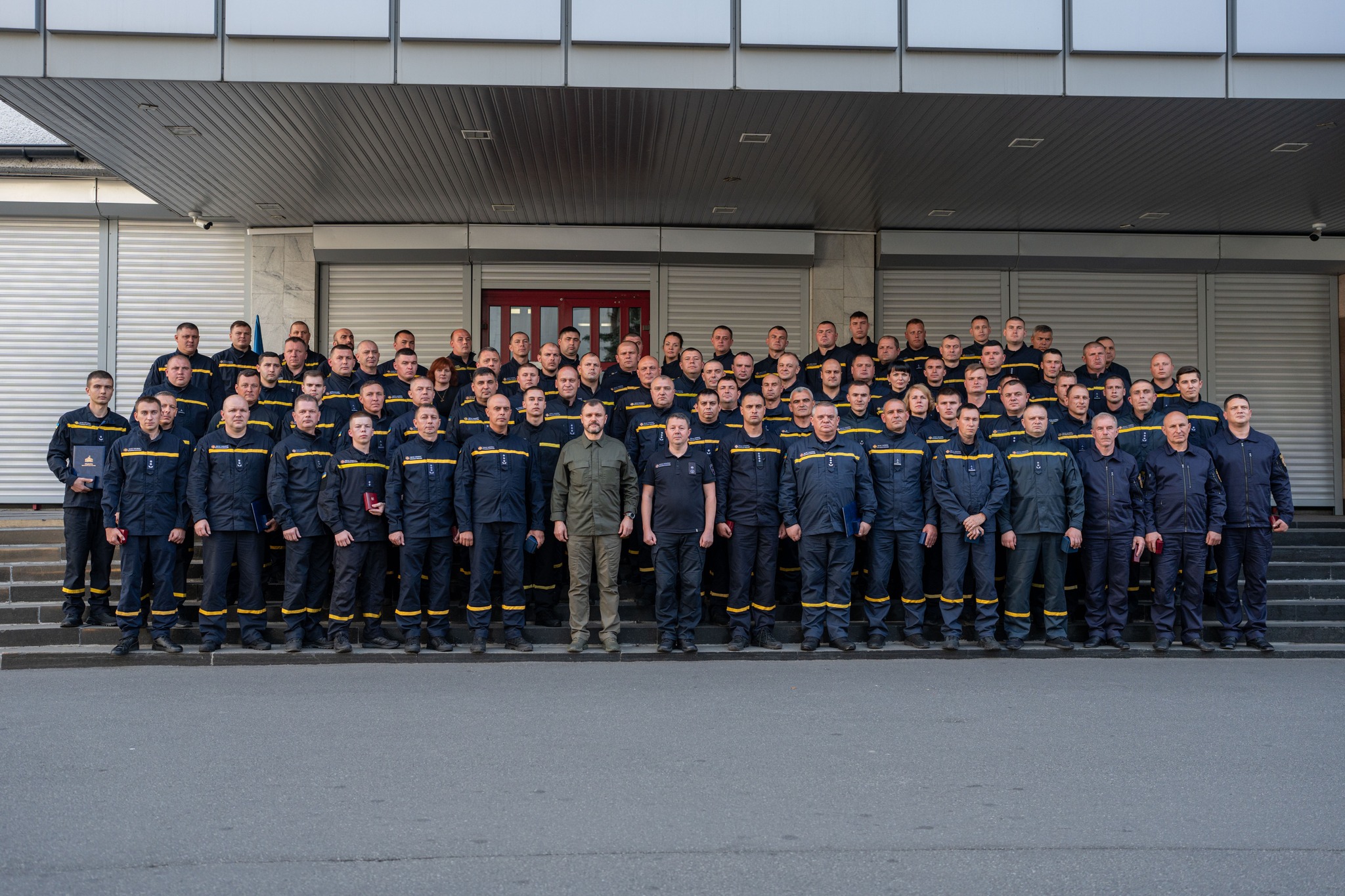 Новини Хмельницького - фото з Міністр МВС вручив нагороду рятувальнику з Летичева Возможно, это изображение 3 человека