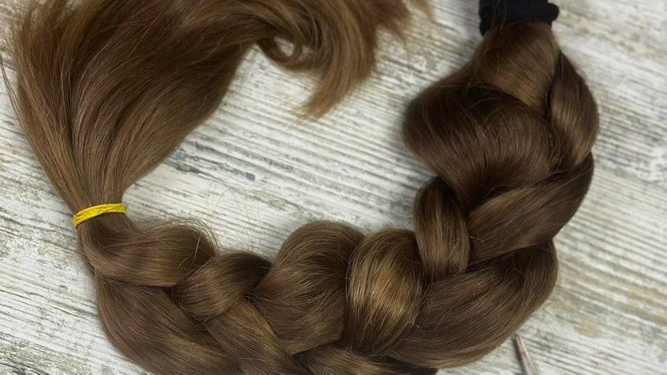 Новини Тернополя - фото з Волонтерка з Тернопільщини обрізала коси, щоб допомогти ЗСУ