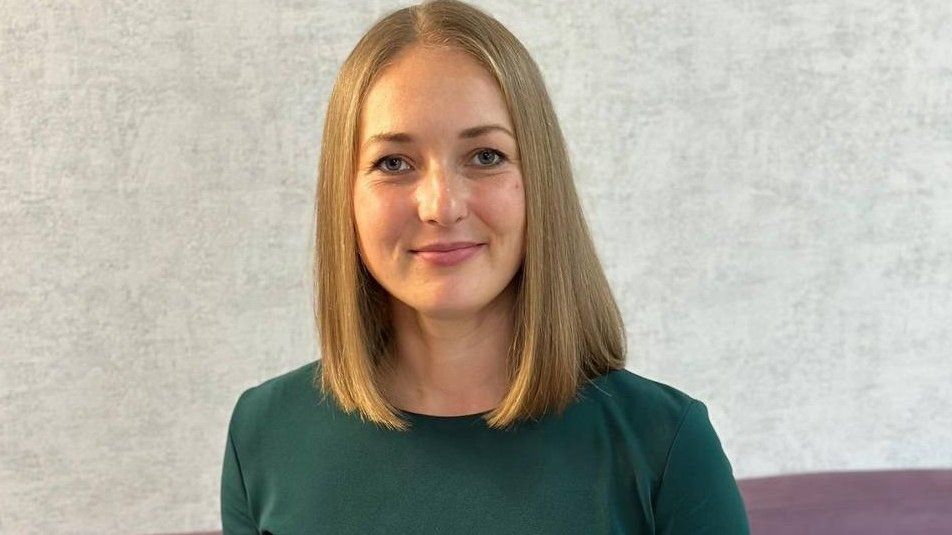 Новини Тернополя - фото з Волонтерка з Тернопільщини обрізала коси, щоб допомогти ЗСУ