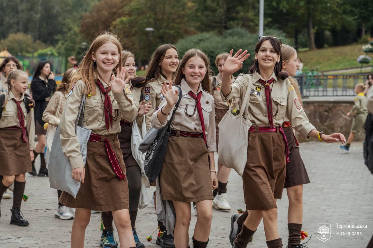 Новини Тернополя - фото з У Тернополі близько 700 пластунів зі всієї області взяли участь у «Відкритті Пластового Року»