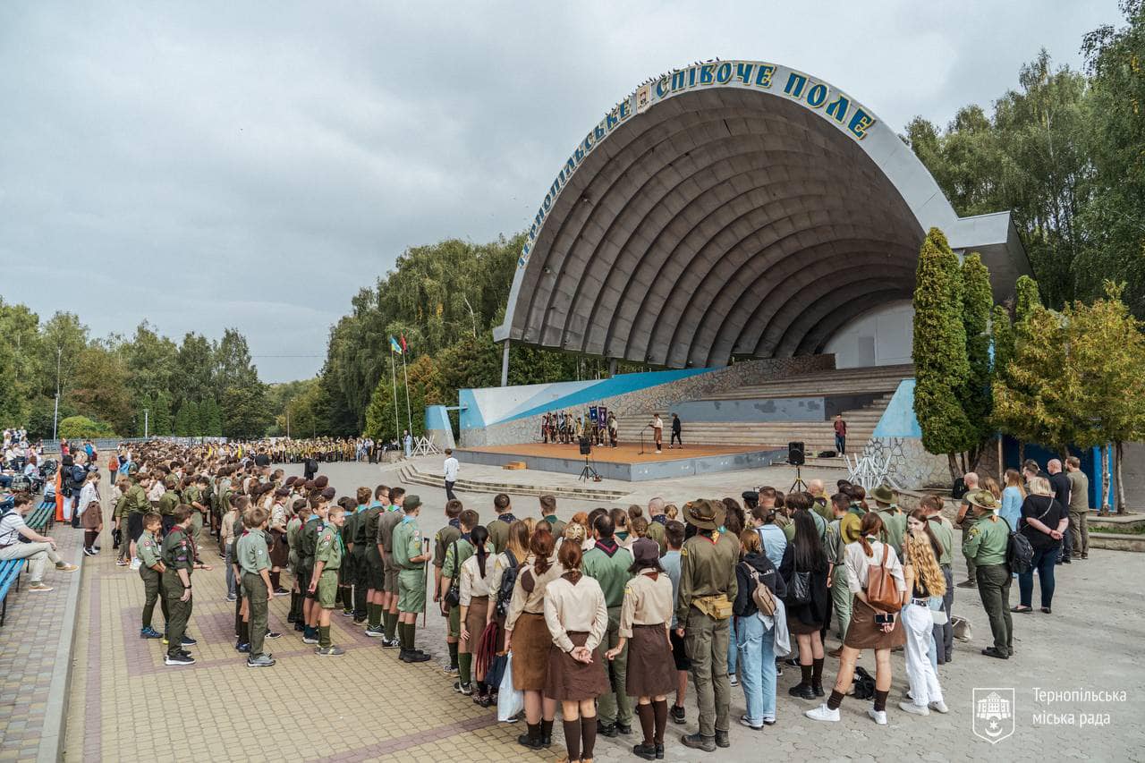 Новини Тернополя - фото з У Тернополі близько 700 пластунів зі всієї області взяли участь у «Відкритті Пластового Року»