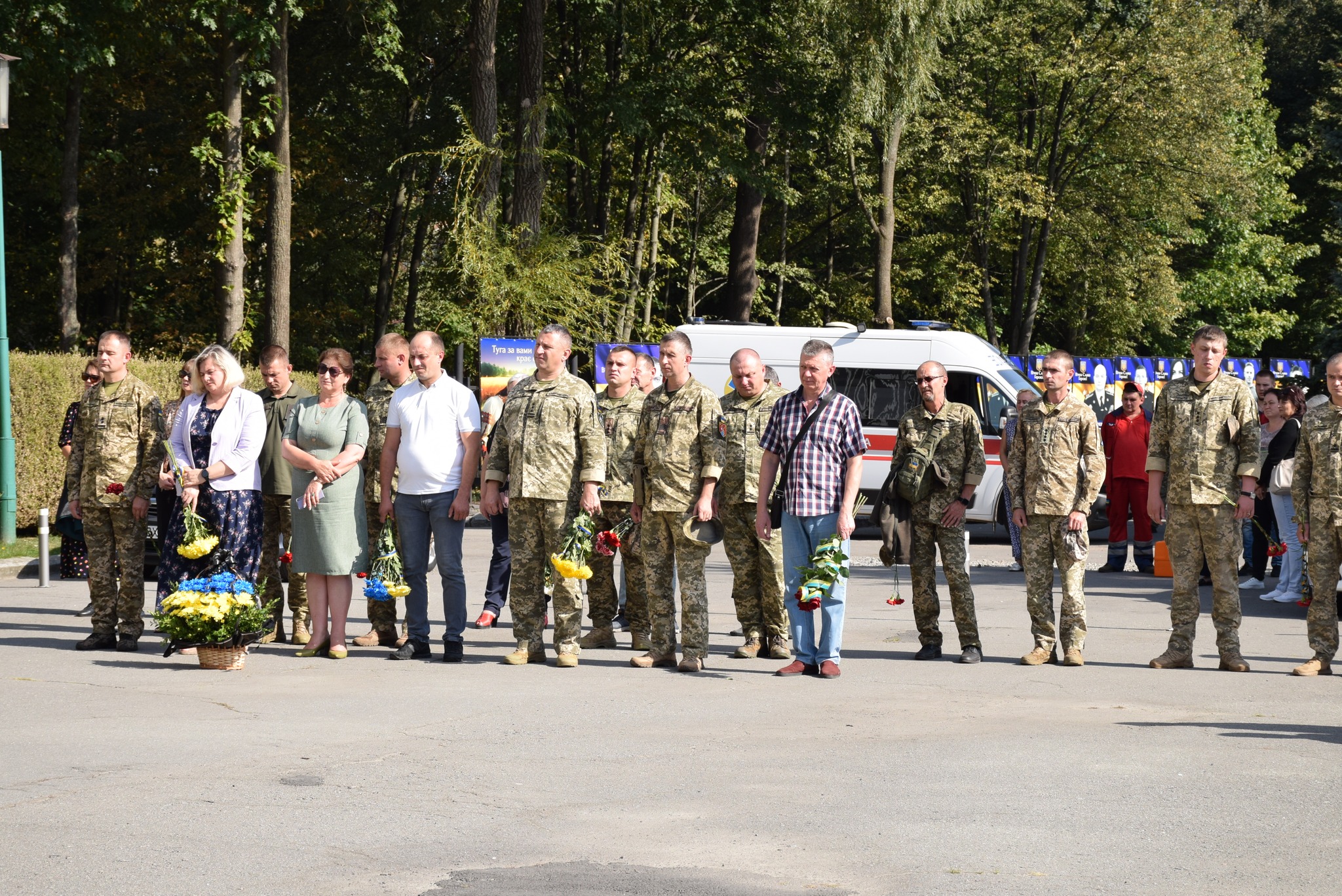 Новини Хмельницького - фото з Їм було 24 і 39 років. Загинули двоє військових з Хмельниччини Возможно, это изображение 13 человек