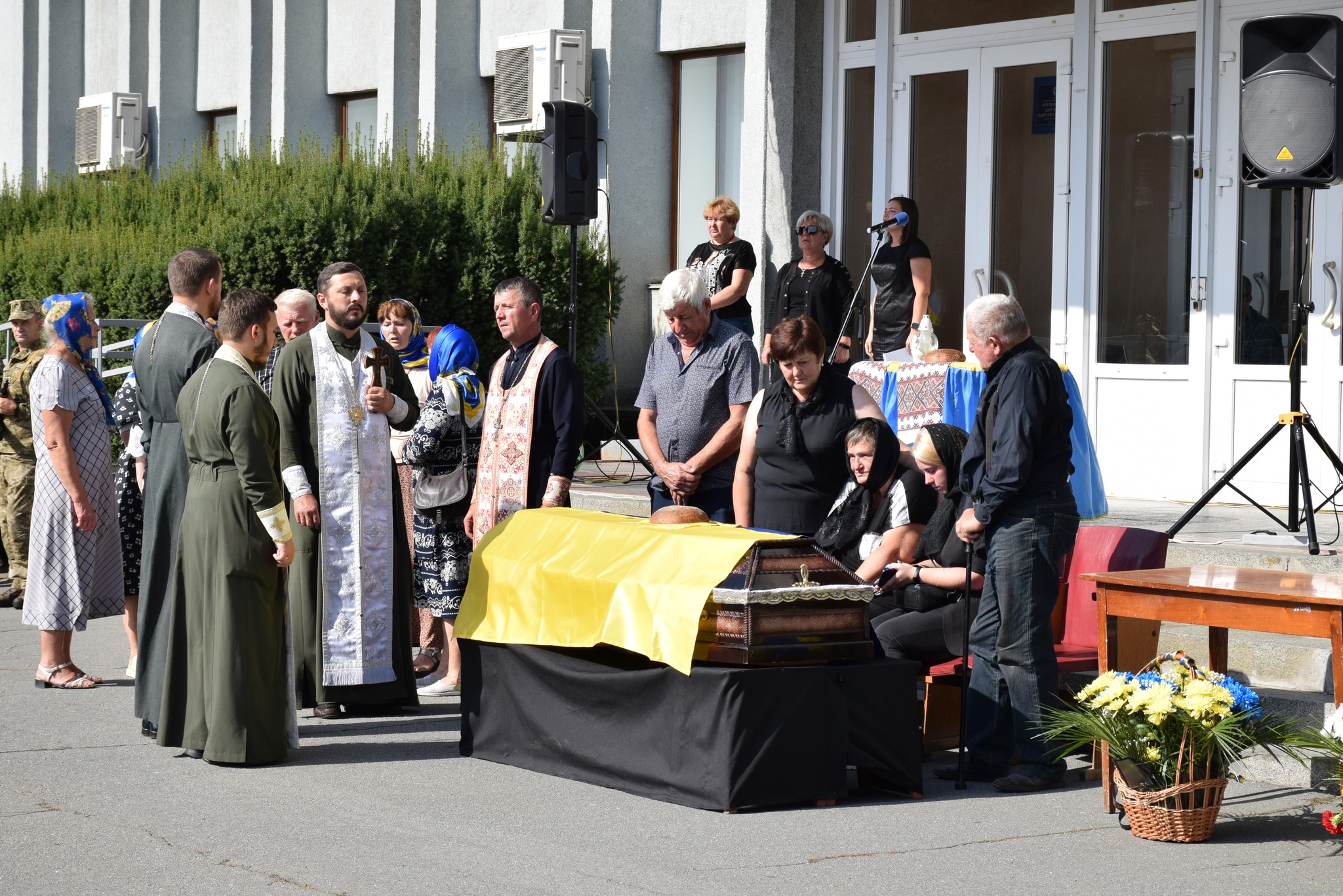 Новини Хмельницького - фото з Їм було 24 і 39 років. Загинули двоє військових з Хмельниччини Возможно, это изображение 14 человек и текст