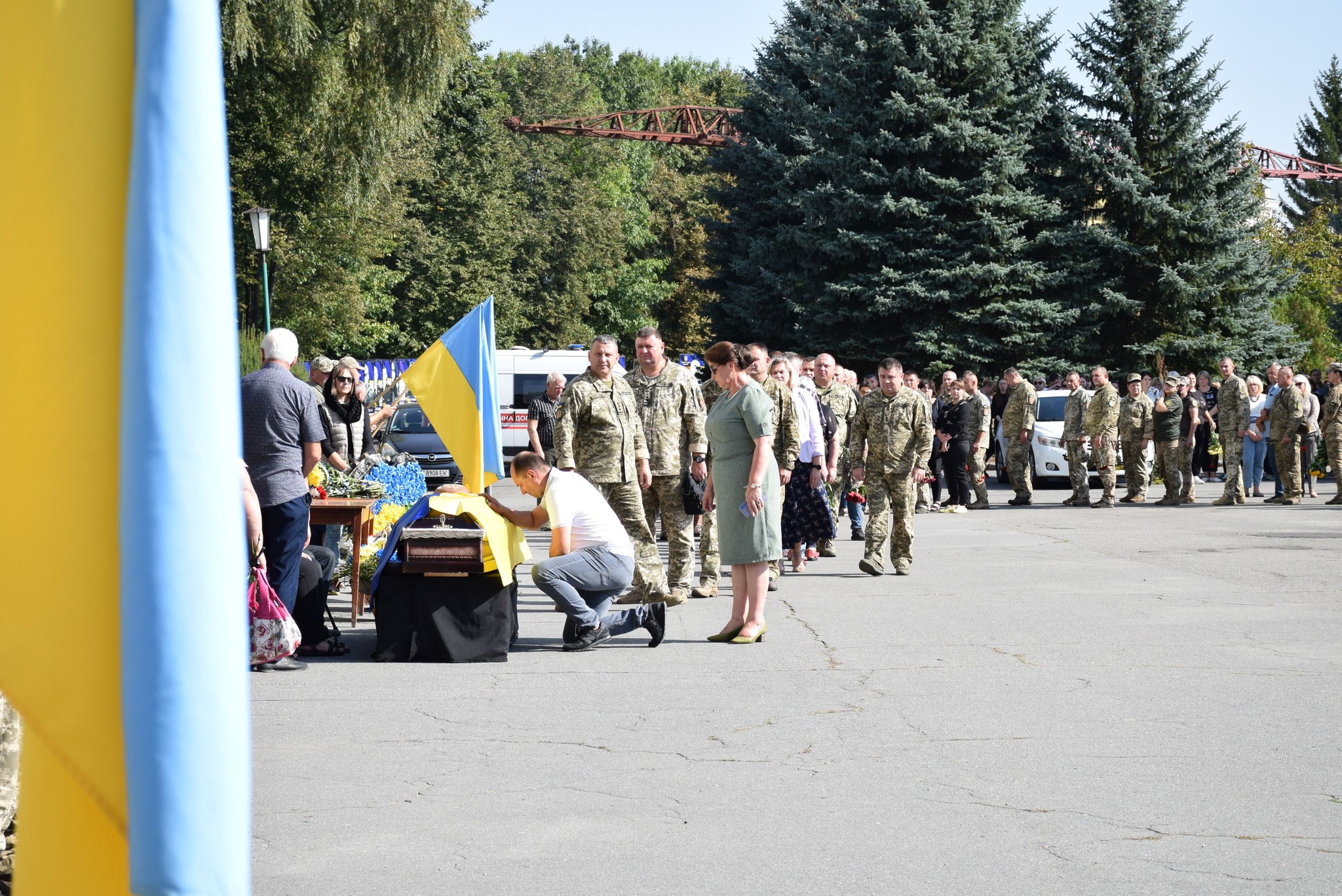 Новини Хмельницького - фото з Їм було 24 і 39 років. Загинули двоє військових з Хмельниччини Возможно, это изображение 5 человек и текст