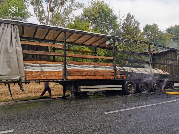 Новини Тернополя - фото з На Тернопільщині на трасі горіла вантажівка з цукром