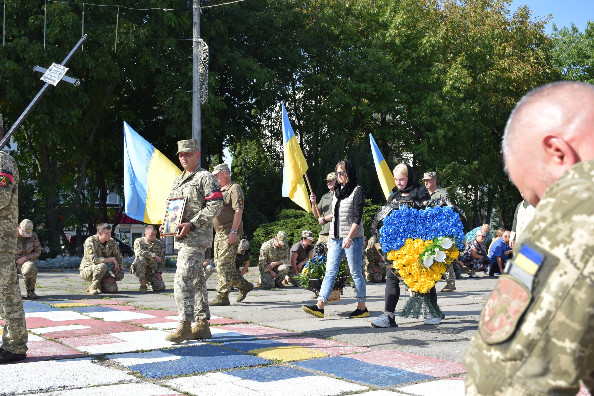 Новини Хмельницького - фото з Їм було 24 і 39 років. Загинули двоє військових з Хмельниччини Возможно, это изображение 12 человек