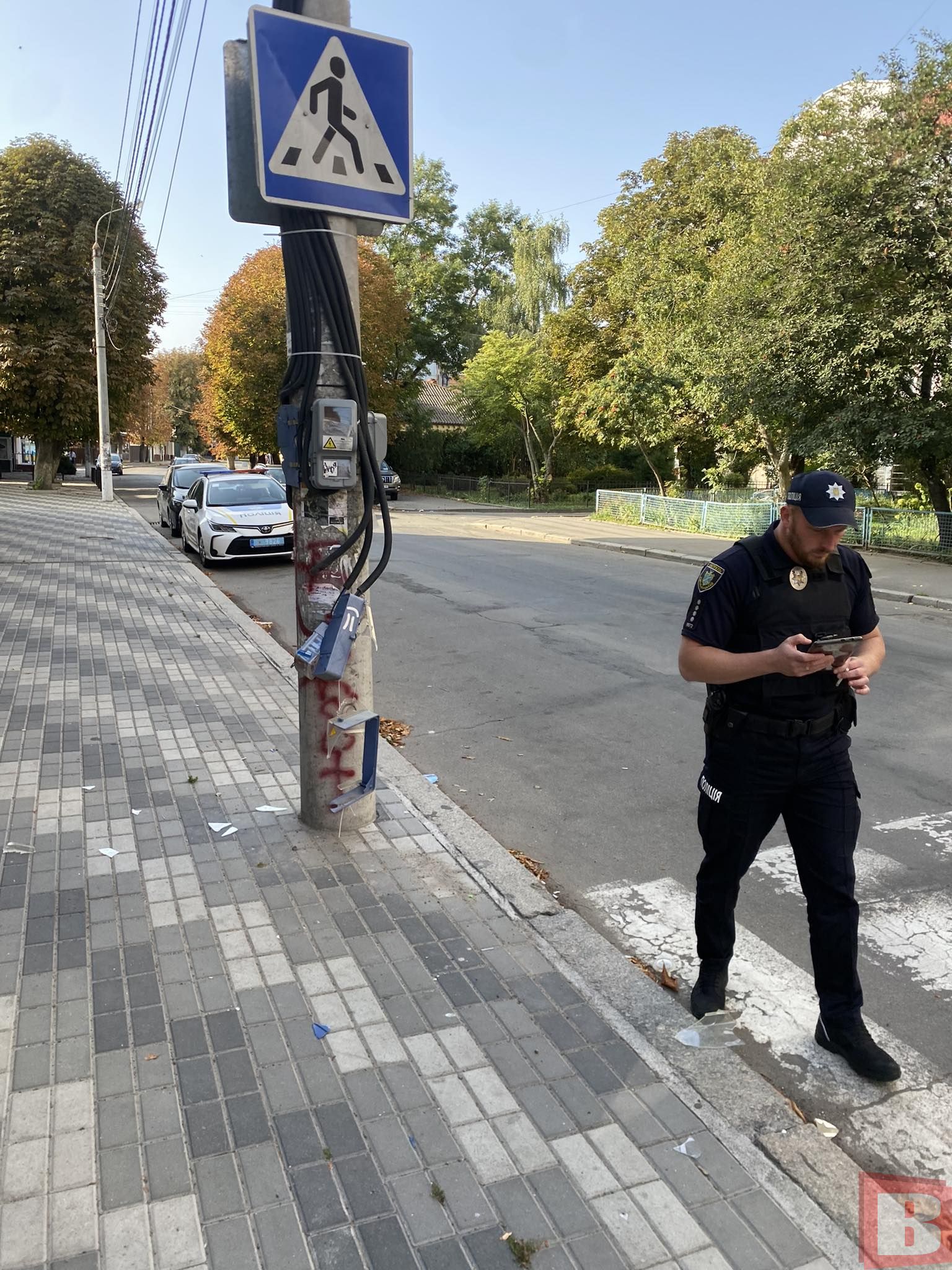Новини Хмельницького - фото з У центрі Хмельницького невідомі розтрощили вуличний лічильник на стовпі. Їх шукають