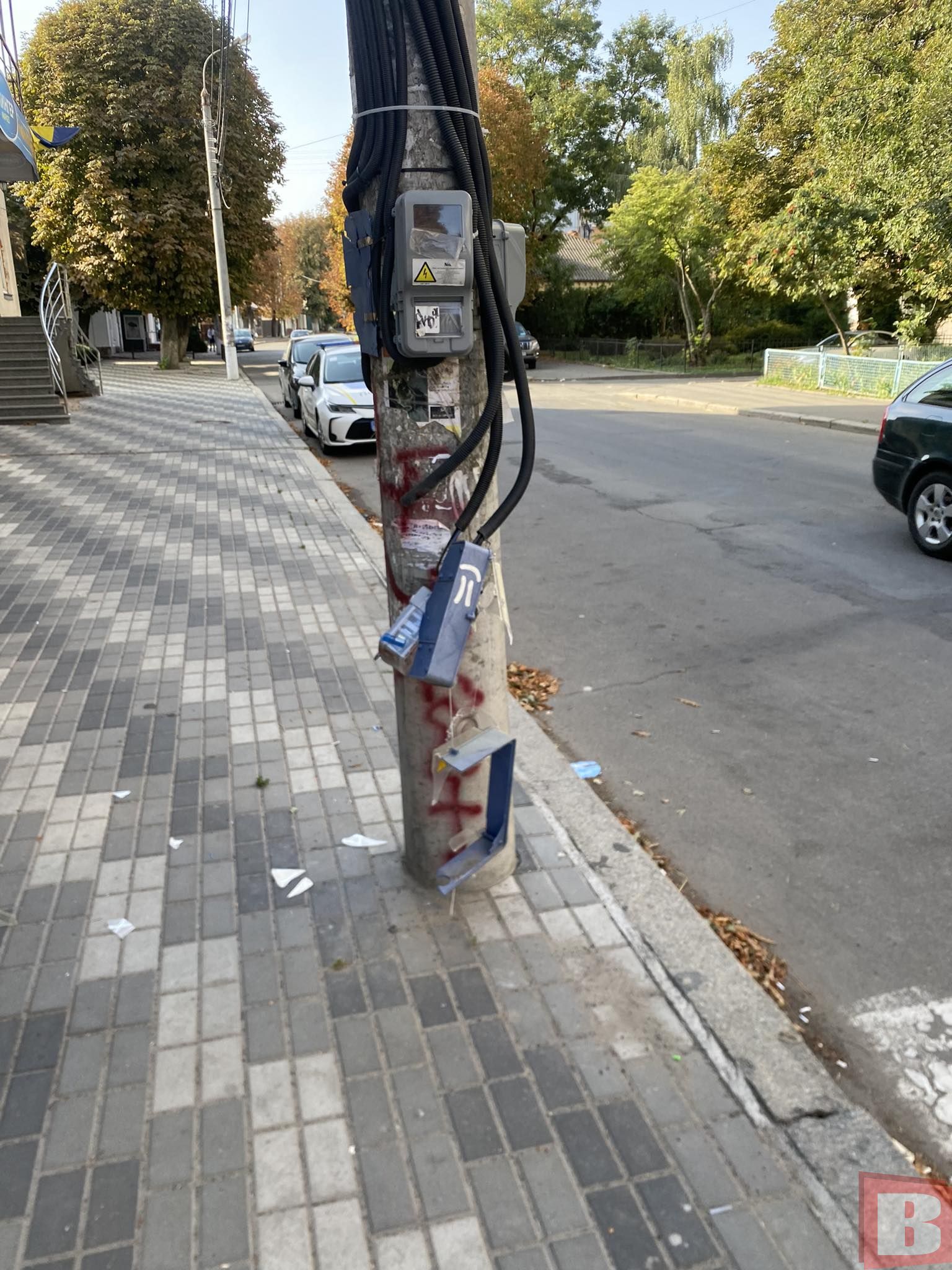 Новини Хмельницького - фото з У центрі Хмельницького невідомі розтрощили вуличний лічильник на стовпі. Їх шукають