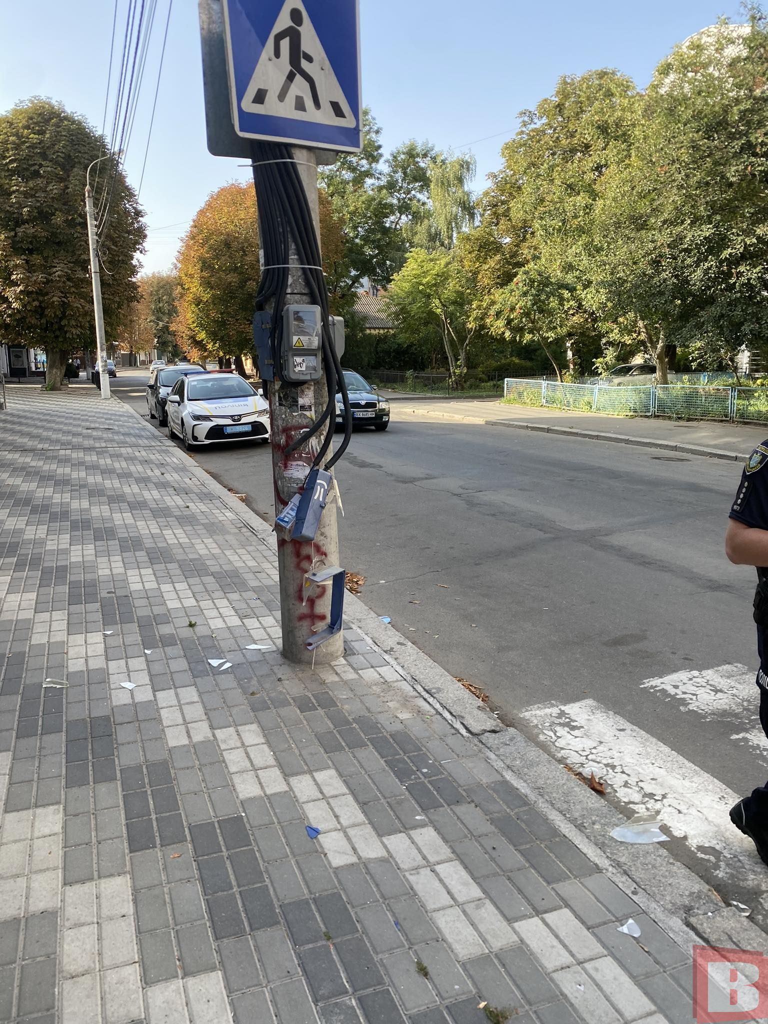 Новини Хмельницького - фото з У центрі Хмельницького невідомі розтрощили вуличний лічильник на стовпі. Їх шукають