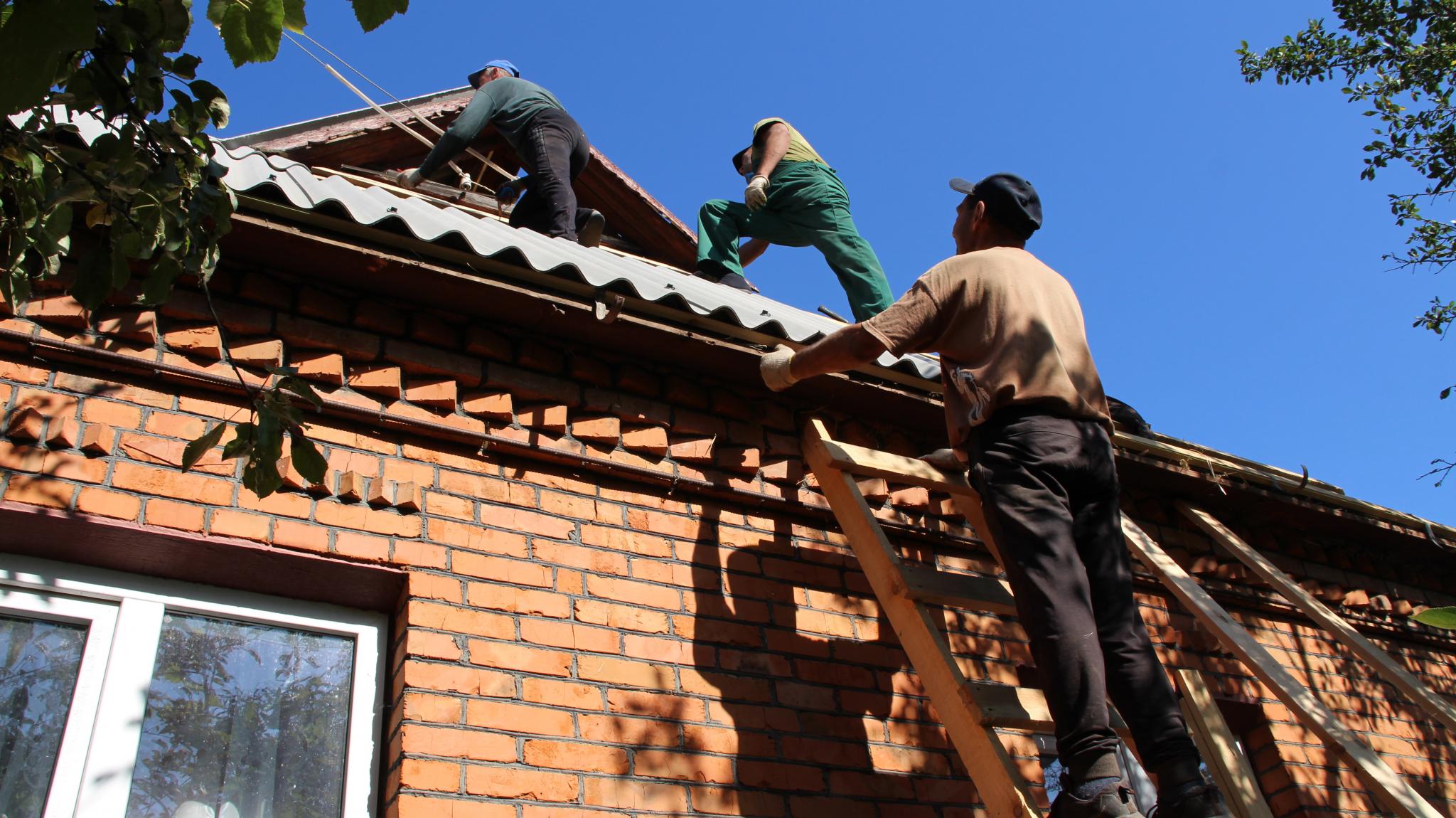 Новини Хмельницького - фото з У Хмельницькій громаді продовжують ремонтувати будинки, які постраждали від обстрілу в травні
