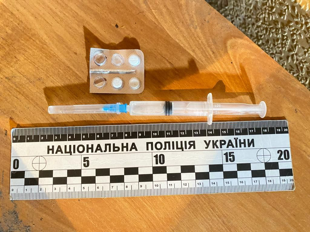 Хмельницькі поліцейські перекрили канал постачання наркотиків до Райківецької виправної колонії