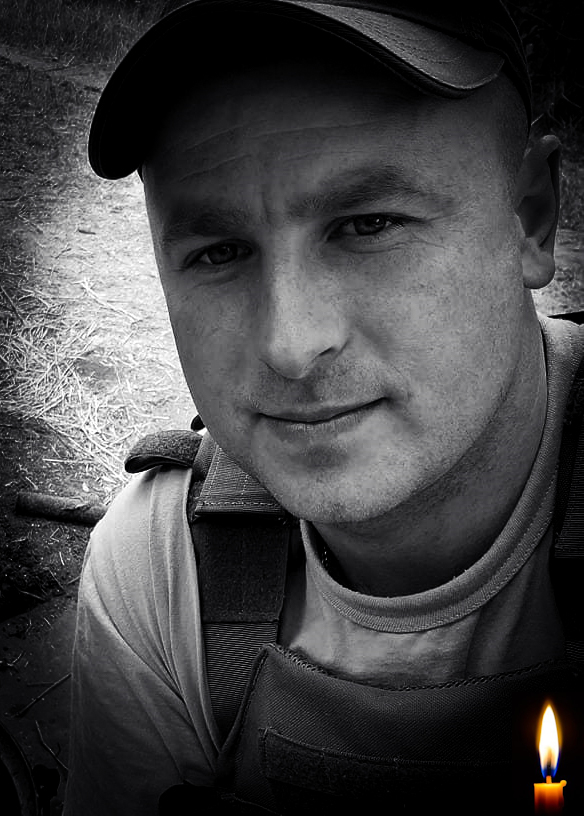 Новини Хмельницького - фото з На Хмельниччині попрощалися з 19-річним Іллею Романовським та 30-річним Олександром Рупташем Можливо, це чорно-біле зображення 1 особа та вогонь