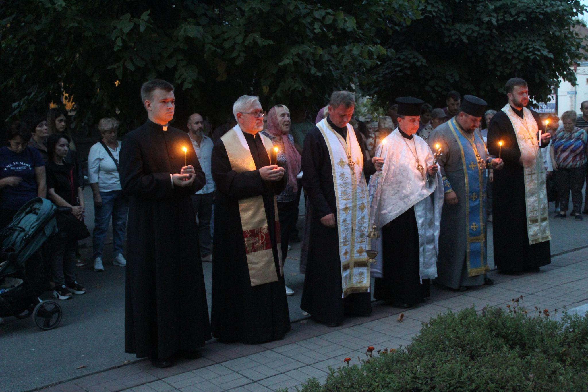 Новини Козятина - фото з Воїнам небесного війська священники співали панахиду