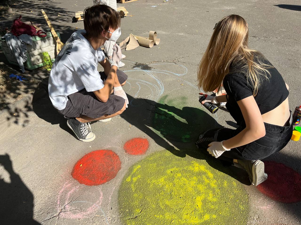 Новини Тернополя - фото з Тернопільська молодь облаштовує біля бібліотеки сучасний сквер