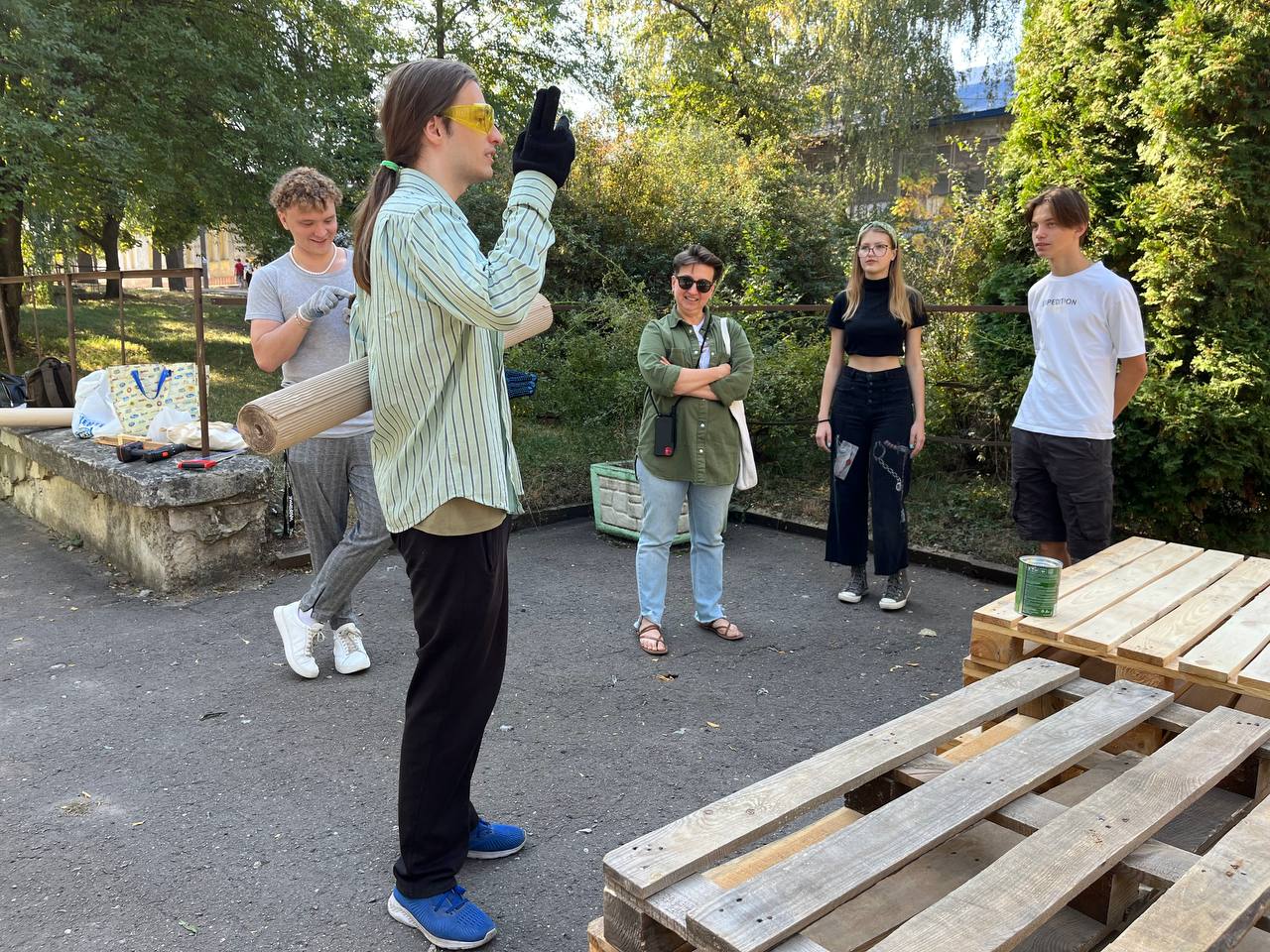 Новини Тернополя - фото з Тернопільська молодь облаштовує біля бібліотеки сучасний сквер