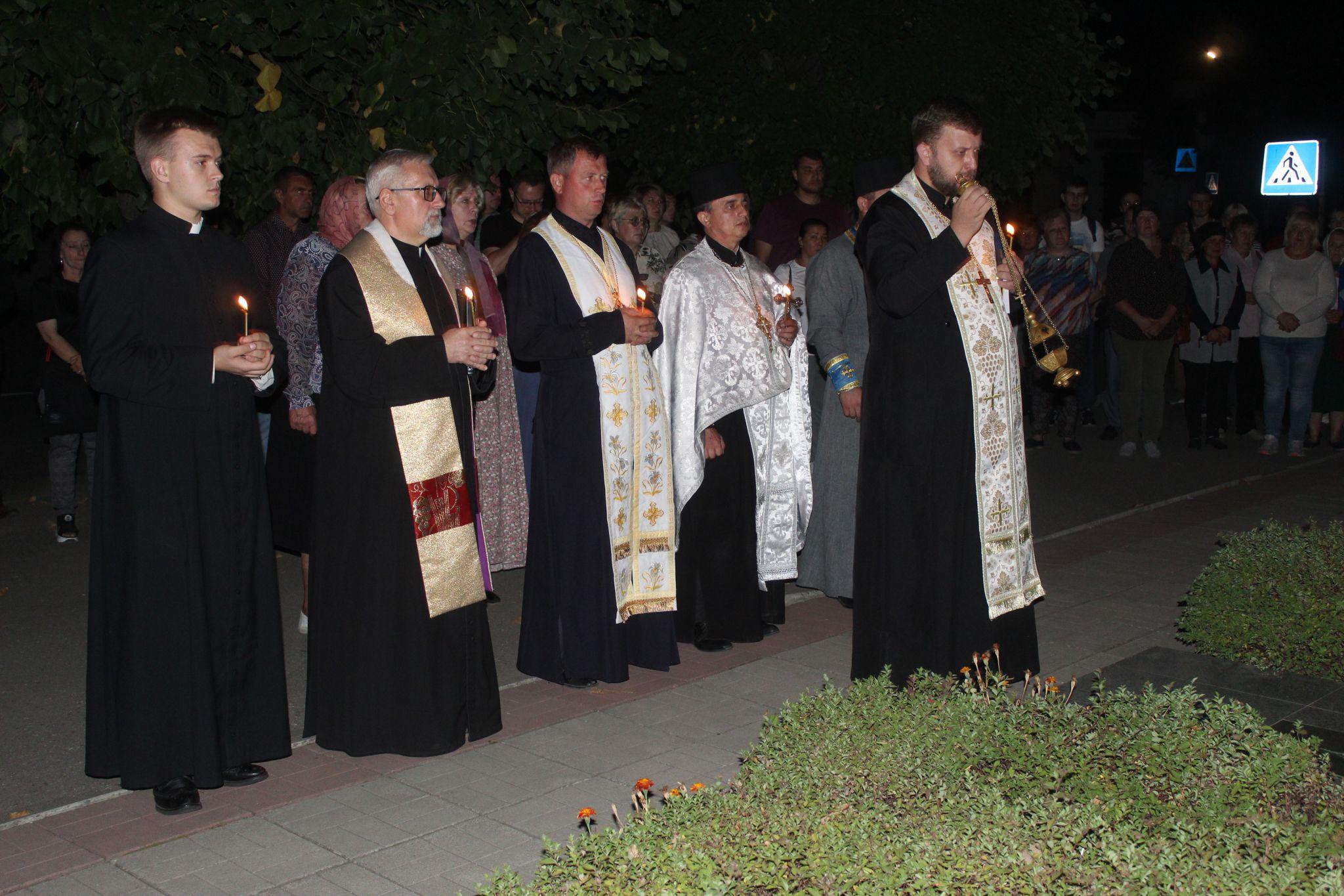 Новини Козятина - фото з Воїнам небесного війська священники співали панахиду