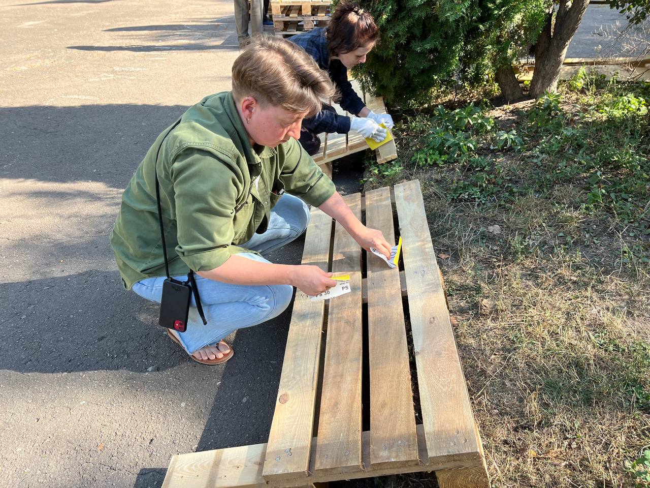 Новини Тернополя - фото з Тернопільська молодь облаштовує біля бібліотеки сучасний сквер