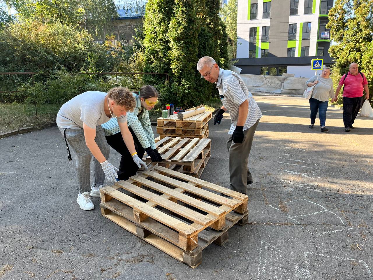 Новини Тернополя - фото з Тернопільська молодь облаштовує біля бібліотеки сучасний сквер
