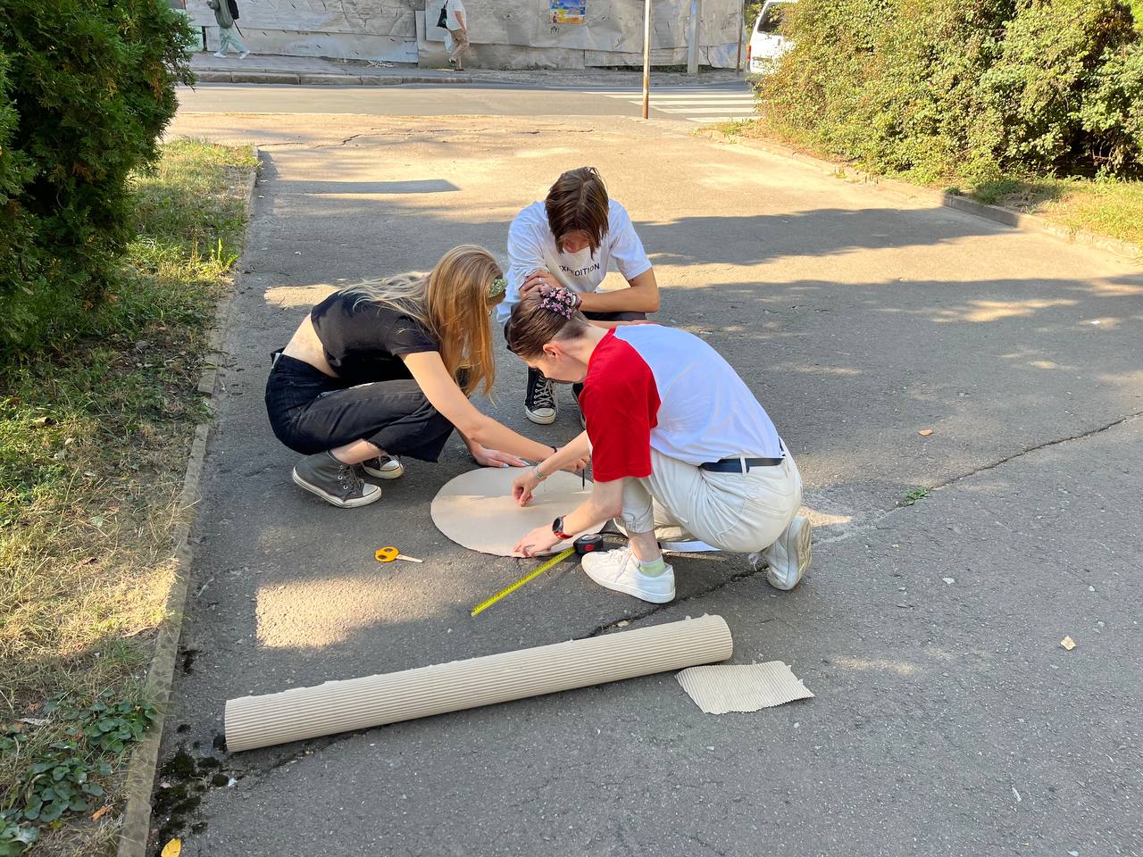 Новини Тернополя - фото з Тернопільська молодь облаштовує біля бібліотеки сучасний сквер