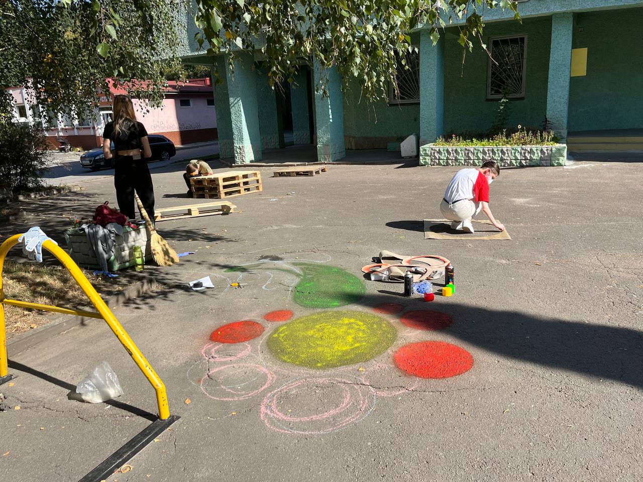 Новини Тернополя - фото з Тернопільська молодь облаштовує біля бібліотеки сучасний сквер