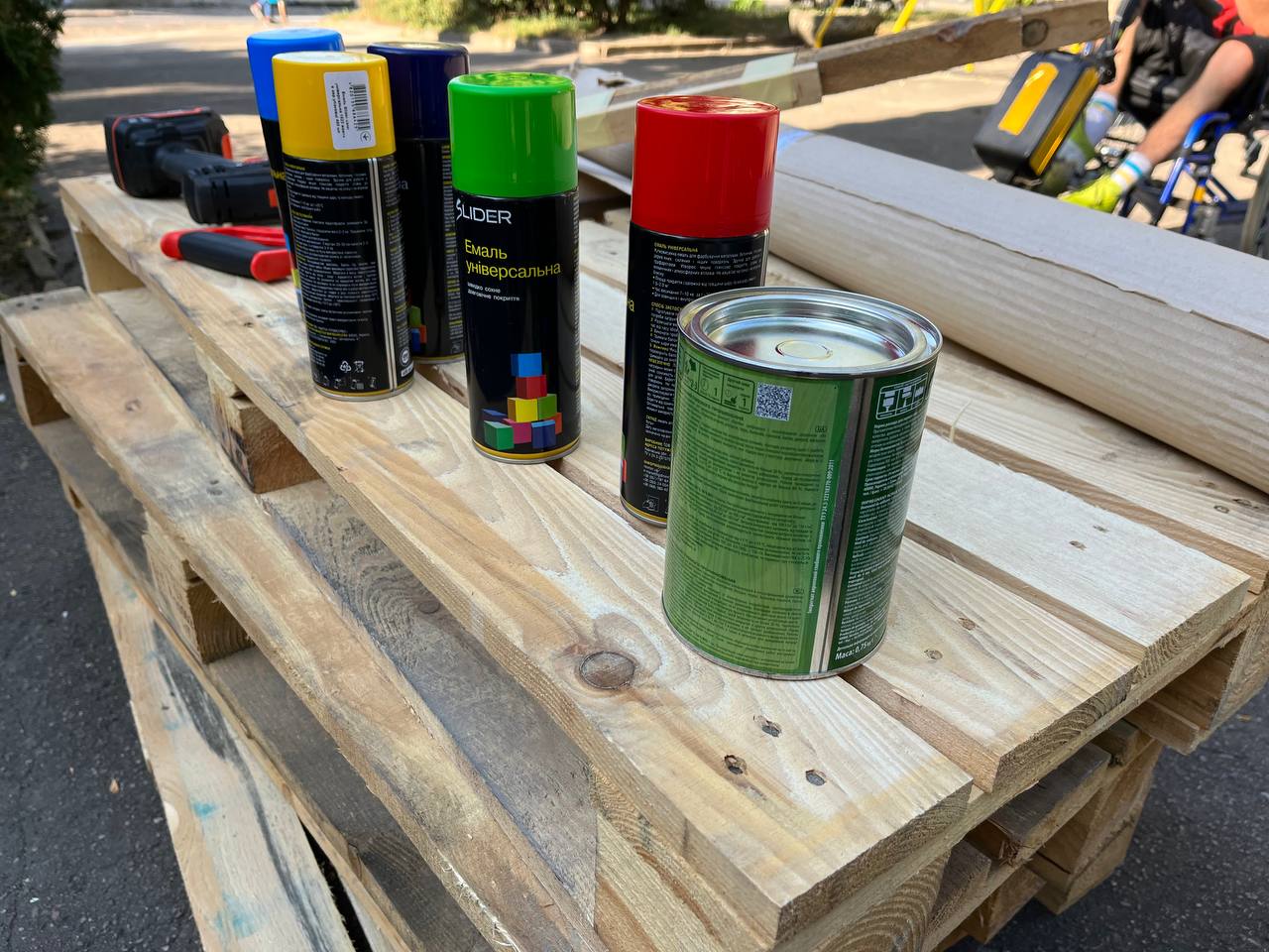 Новини Тернополя - фото з Тернопільська молодь облаштовує біля бібліотеки сучасний сквер