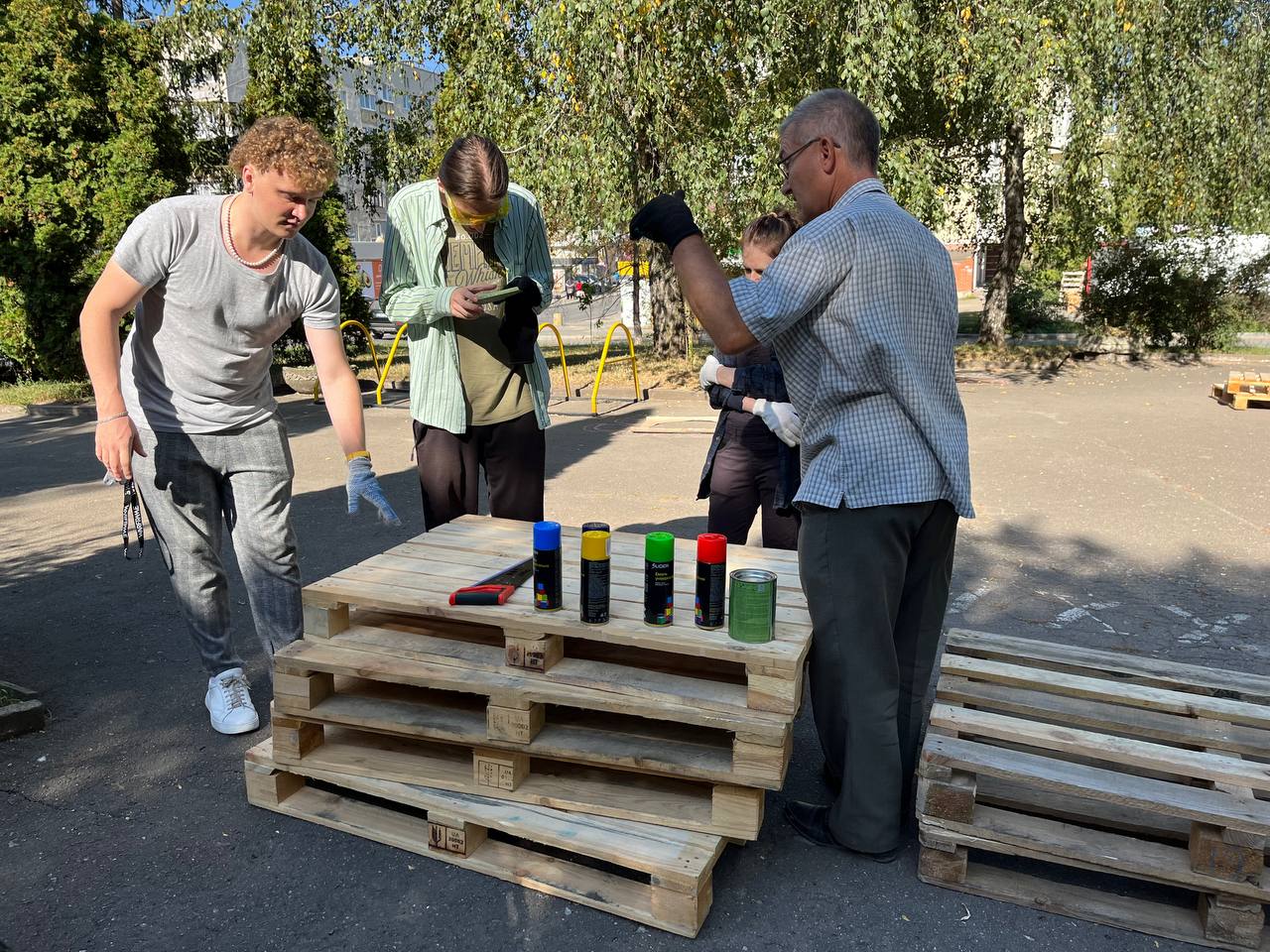 Новини Тернополя - фото з Тернопільська молодь облаштовує біля бібліотеки сучасний сквер