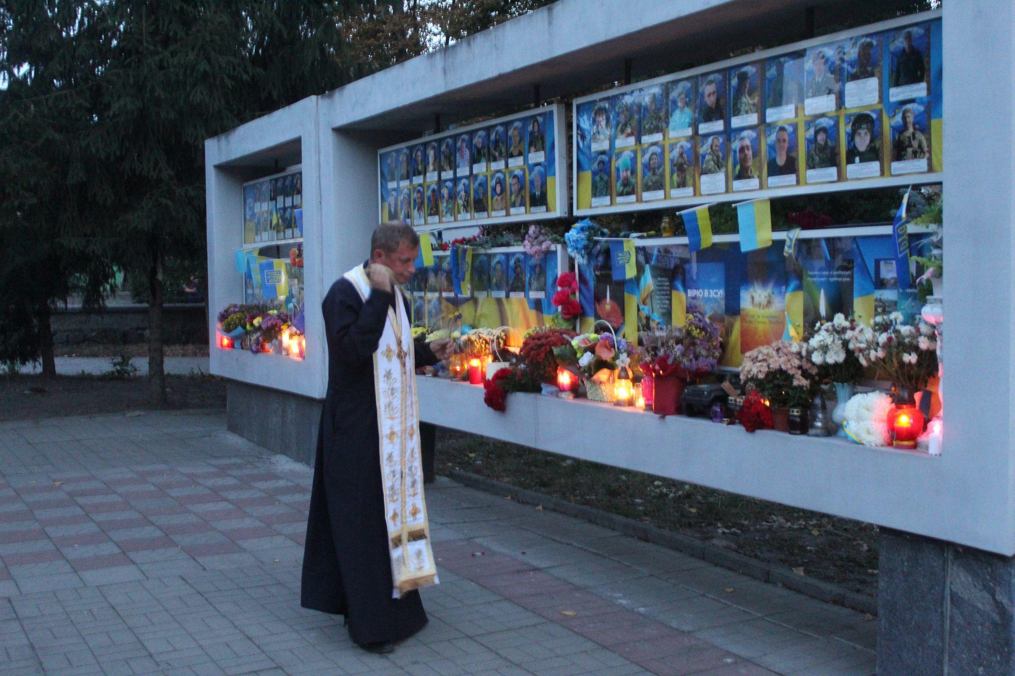 Новини Козятина - фото з Воїнам небесного війська священники співали панахиду