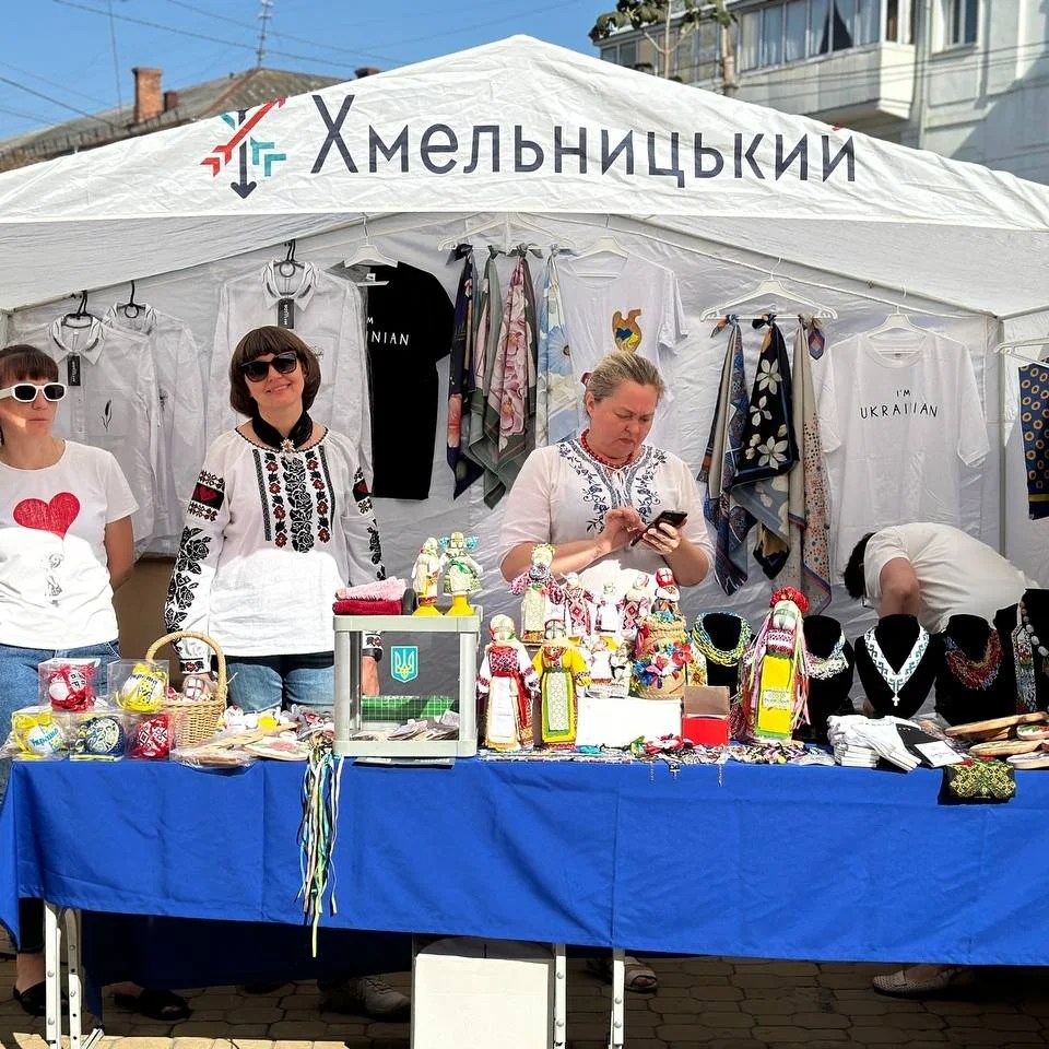 Возможно, это изображение 4 человека и текст