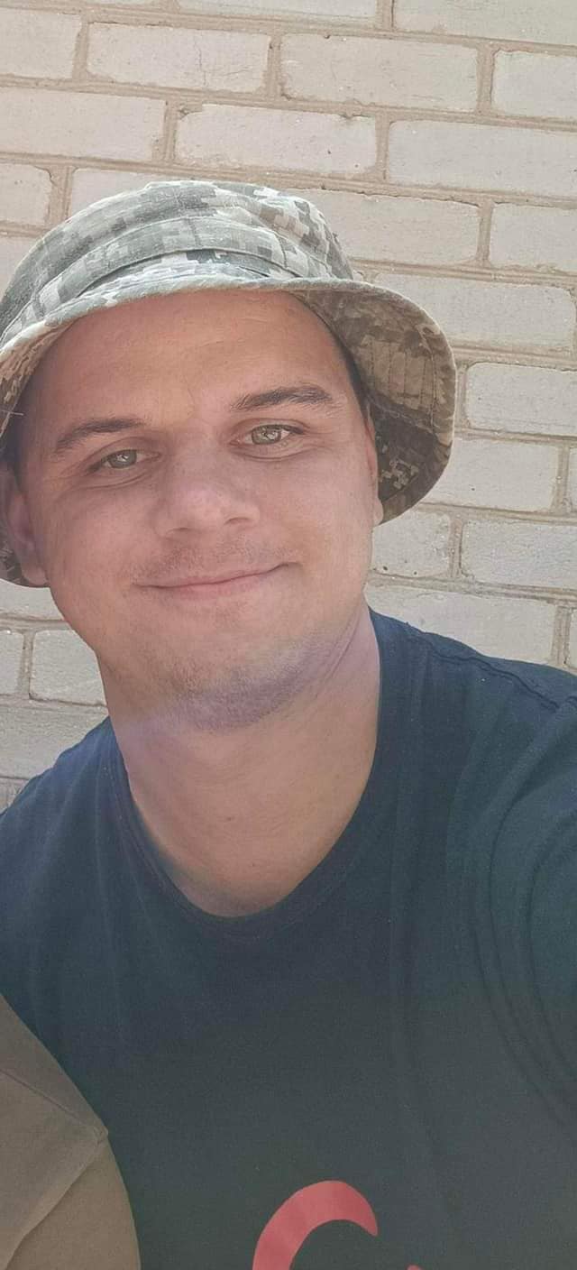 Возможно, это изображение 1 человек, улыбается и шляпа