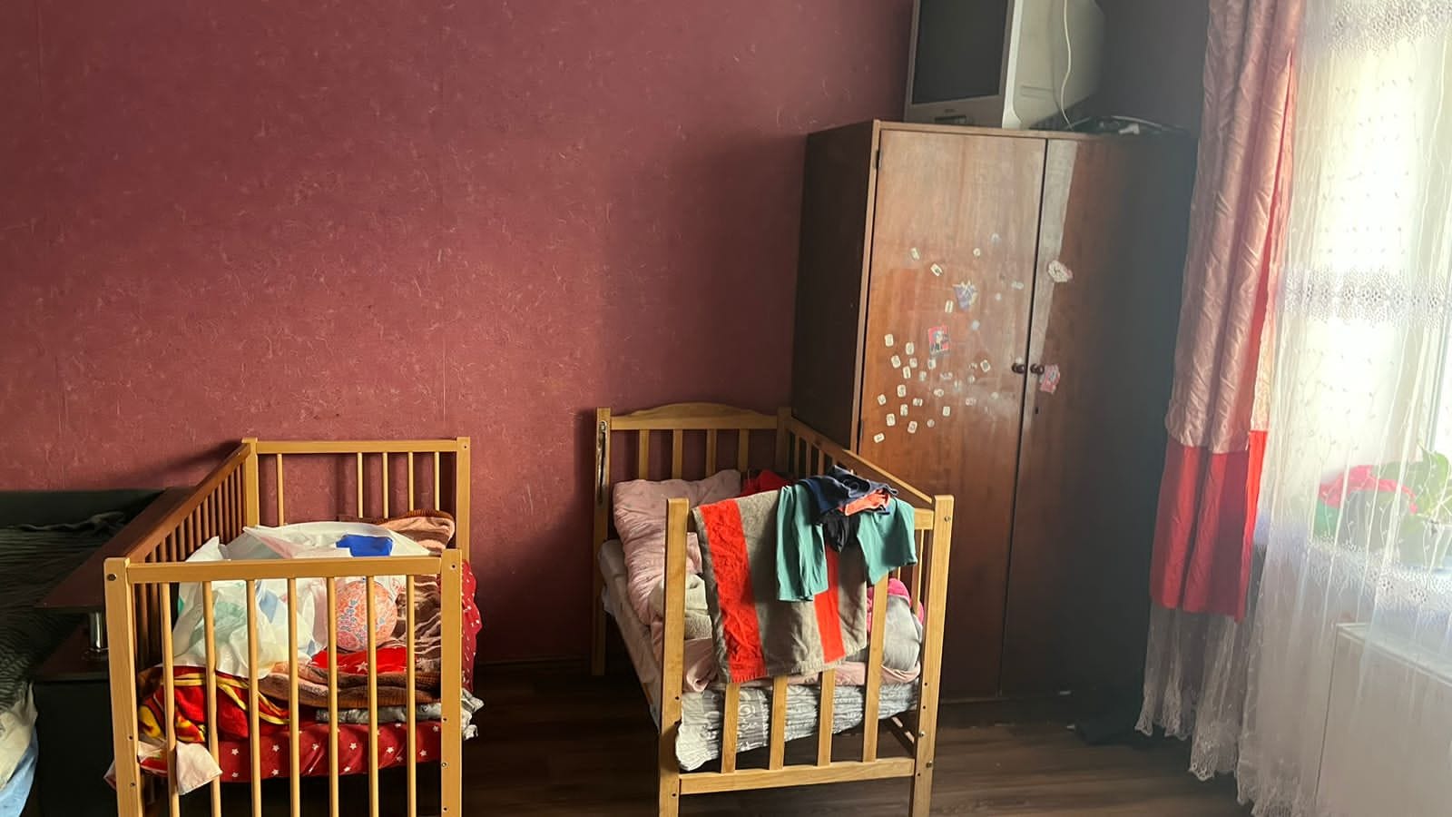 Возможно, это изображение москитная сетка и спальня